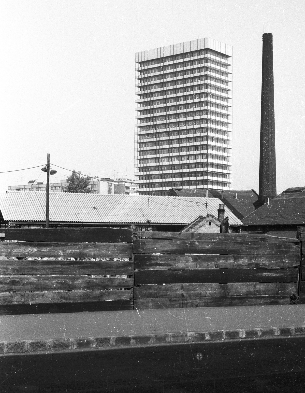 Hungary, Budapest XIII., Teve utca, háttérben a Váci út házai és a SZOT irodaház (később Nyugdíjfolyósító)., 1976, Angyalföldi Helytörténeti Gyűjtemény, chimney, tall house, Budapest, Fortepan #41245
