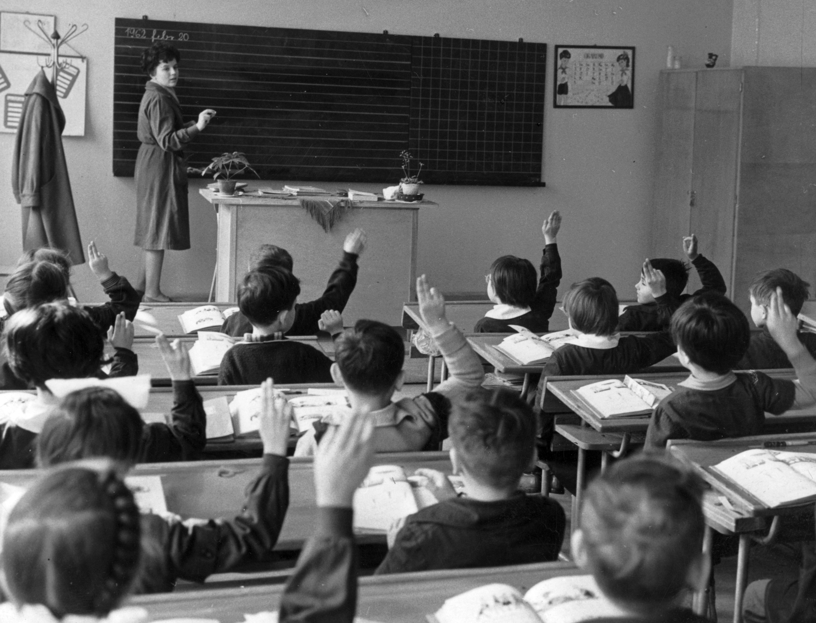 Hungary, Budapest XIII., Radnóti Miklós (Sziget) utca 35., iskola., 1962, Angyalföldi Helytörténeti Gyűjtemény, school, classroom, teacher, board, Budapest, hands up, learning, cloak, Fortepan #41246