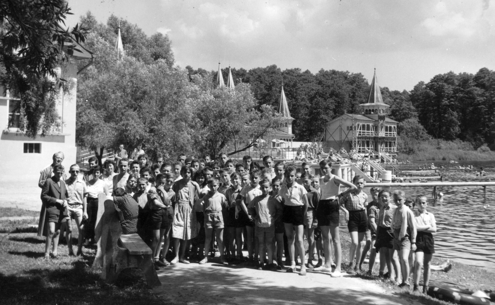 Magyarország, Hévíz, Tófürdő, a felvétel a Tomori utcai iskola tanulóinak kirándulásán készült., 1960, Angyalföldi Helytörténeti Gyűjtemény, strand, tó, csoportkép, Fortepan #41251