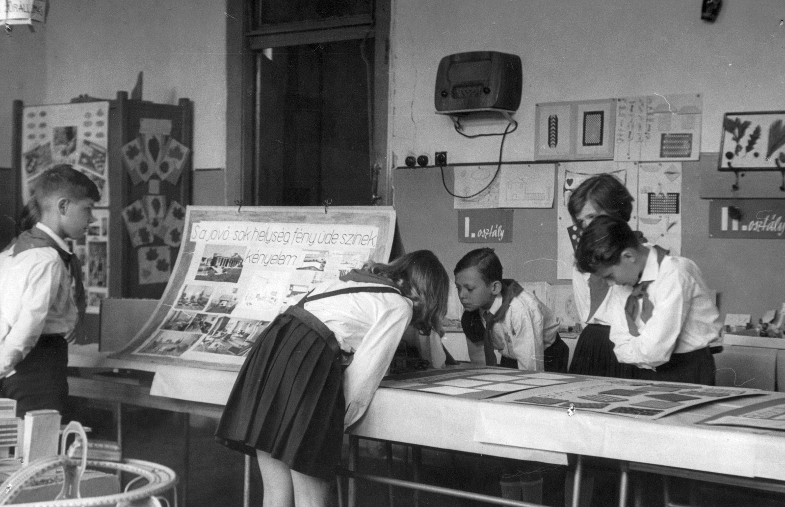 1960, Angyalföldi Helytörténeti Gyűjtemény, pioneer, classroom, interior, pleated skirt, Fortepan #41254