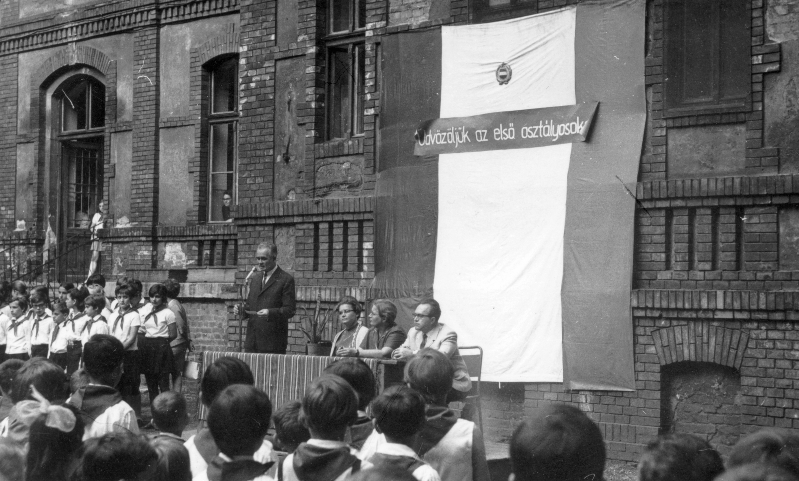 Magyarország, Budapest XIII., Radnóti Miklós (Sziget) utca 8-10, a mai Gárdonyi Géza Általános Iskola udvara., 1960, Angyalföldi Helytörténeti Gyűjtemény, iskola, úttörő, zászló, felirat, mikrofon, szónoklat, Budapest, Fortepan #41257