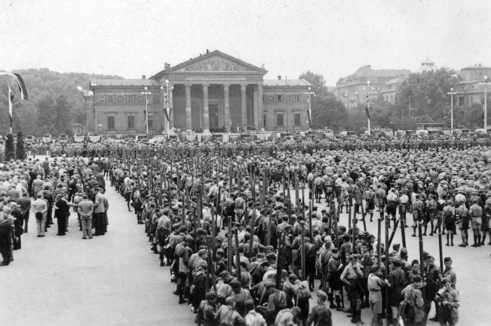 Hungary, Budapest XIV., Hősök tere, légoltalmi egységek szemléje 1940. augusztus 18-án. Háttérben a Műcsarnok., 1940, Angyalföldi Helytörténeti Gyűjtemény, mass, museum, scouting, youth military organisation, Budapest, Albert Schickedanz-design, Neoclassical architecture, Fortepan #41259