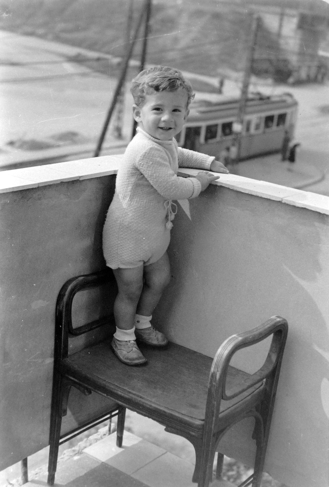 Hungary, Budapest XI., Villányi út a Déli vasútvonal felüljárójánál., 1961, Fortepan, Hungarian brand, furniture, tram, kid, balcony, Ganz-brand, Stuka tramway, Budapest, Fortepan #4126