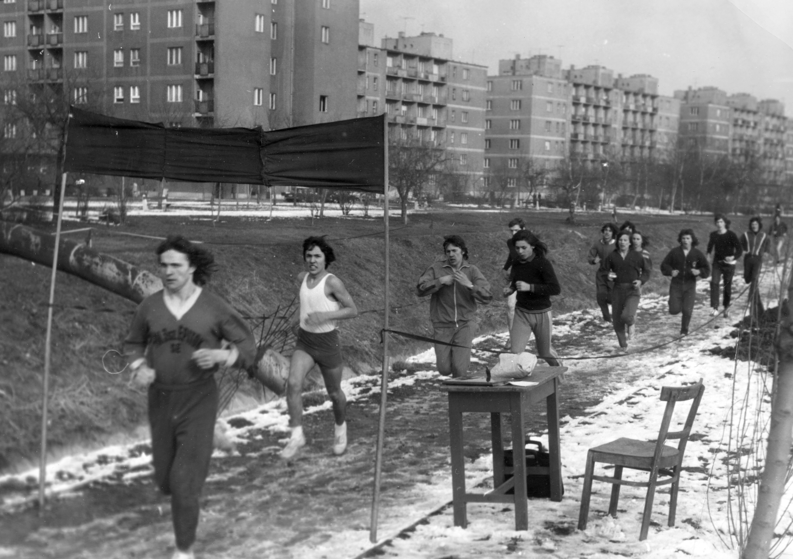 Hungary, Budapest XIII., a Rákos-patak partja a Lomb (Vágó Béla) utcánál, a háttérben a Fiastyúk (Thälmann) utcai lakótelep, a Tahi utca házai. Futóverseny a Tanácsköztársaság jubileuma alkalmából., 1969, Angyalföldi Helytörténeti Gyűjtemény, snow, competition, stream, running, competitive running, Budapest, odd one out, Fortepan #41270