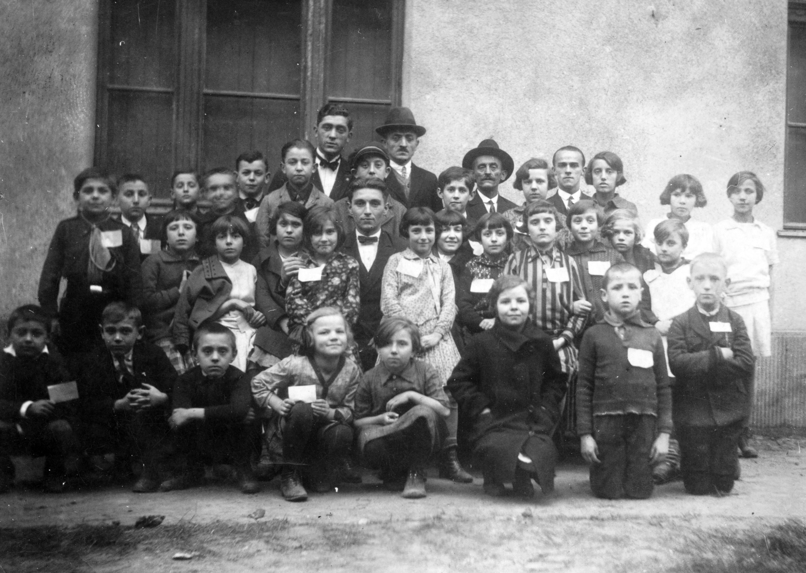 1927, Angyalföldi Helytörténeti Gyűjtemény, yard, class photo, tableau, men, girl, boy, kid, teacher, Fortepan #41286