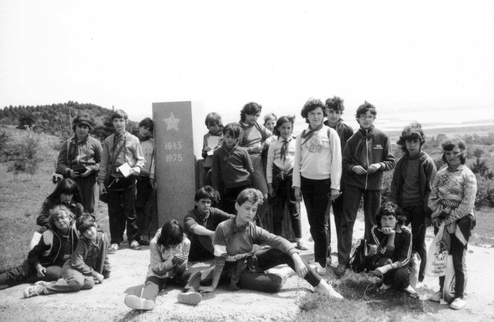 Hungary, Venice, a településhez tartozó Bence-hegy és Nadap közötti Felszabadulási emlékmű., 1975, Angyalföldi Helytörténeti Gyűjtemény, pioneer, monument, tableau, Fortepan #41306
