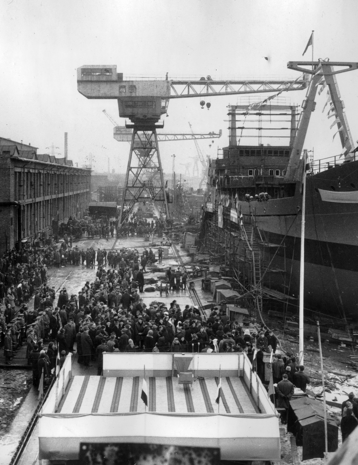 Magyarország, Budapest XIII., Magyar Hajó- és Darugyár Angyalföldi Gyáregysége, az Angyalföld hajó vízre bocsátás előtt., 1970, Angyalföldi Helytörténeti Gyűjtemény, hajó, daru, hajógyártás, Angyalföld hajó, Budapest, Fortepan #41321
