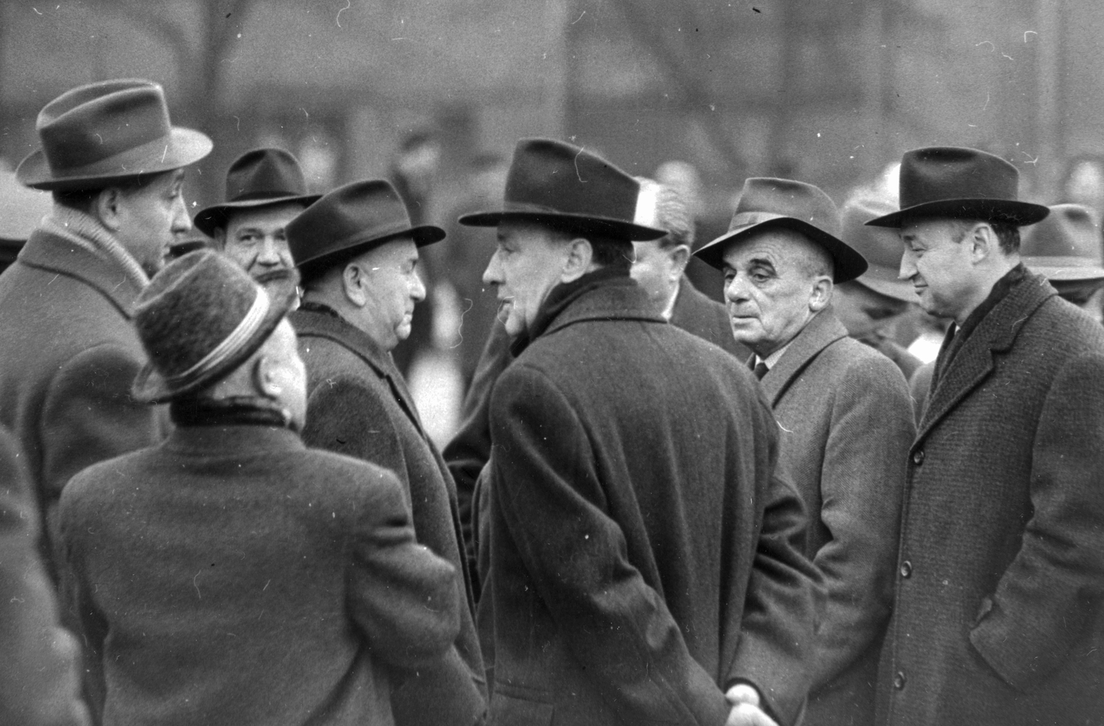 Magyarország, Politikusok. Középen Kádár János, balra tőle, profilból Németh Károly, a jobb szélen Biszku Béla., 1960, Angyalföldi Helytörténeti Gyűjtemény, híres ember, kalap, hátratett kéz, Fortepan #41336