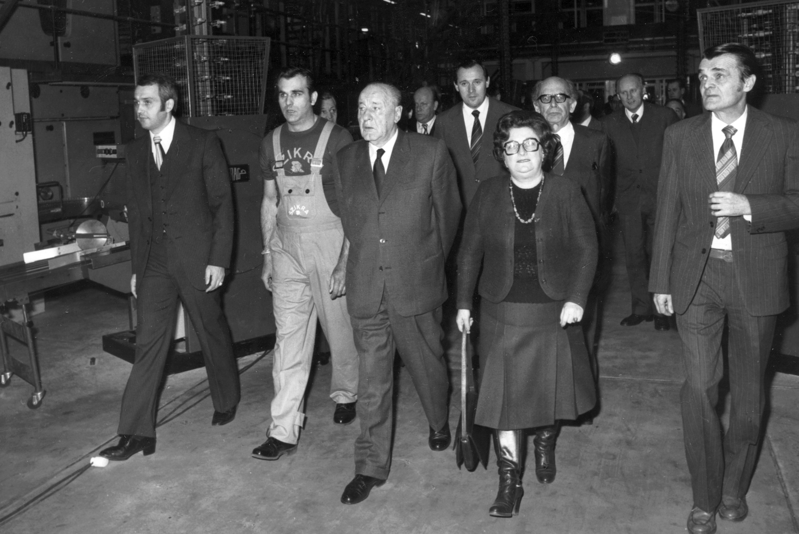 Hungary, Budapest XIII., Esztergomi út, a Szikra Lapnyomda "B" üzemegysége. Elöl Kádár János MSZMP első titkár, mellette Keserű Jánosné könnyűipari miniszter, kettejük között Maróthy László PB tag., 1979, Angyalföldi Helytörténeti Gyűjtemény, celebrity, factory, Budapest, Fortepan #41338