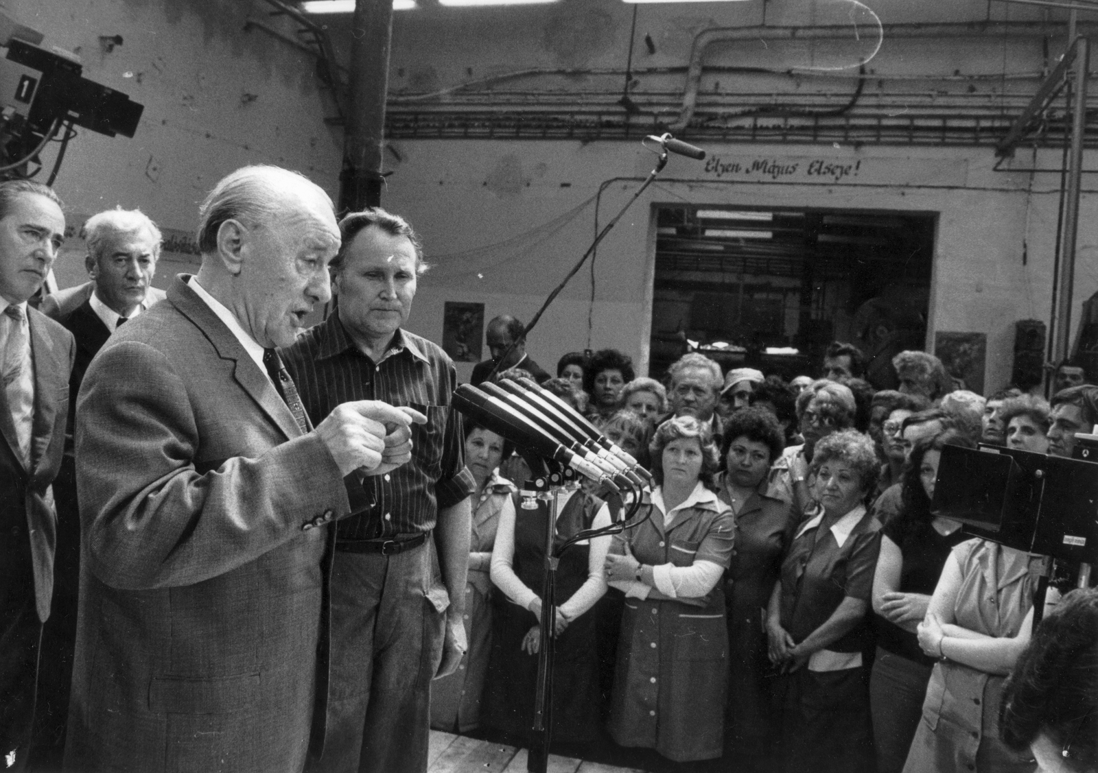 Hungary, Budapest XIII., Váci út 168. Csavaripari Vállalat, Kádár János látogatása, mögötte balra Óvári Miklós. A felvétel 1983. április 28-án készült., 1982, Angyalföldi Helytörténeti Gyűjtemény, celebrity, microphone, Budapest, Fortepan #41340