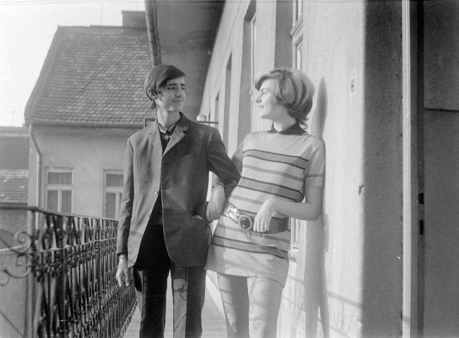 Hungary, Budapest, 1968, Fortepan, courtyard balcony, man and woman, courting, Fortepan #4135