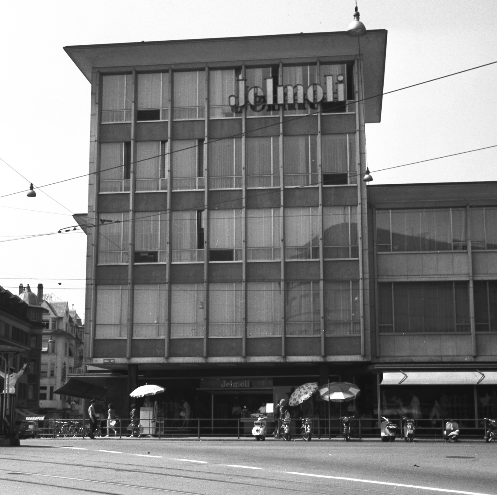 Switzerland, Zurich, Albert Näf Platz, Jelmoli nagyáruház., 1966, Bettina Fabos, sunshades, street view, neon sign, scooter, Fortepan #41361