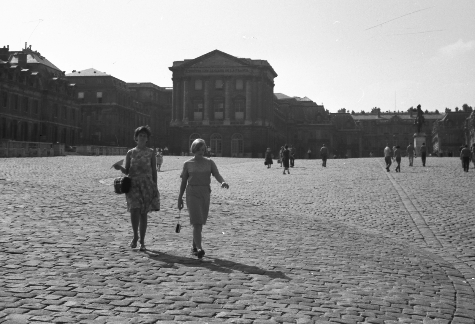 France, Versailles, Place d'Armes a kastély előtt., 1966, Bettina Fabos, street view, genre painting, cobblestones, Fortepan #41362