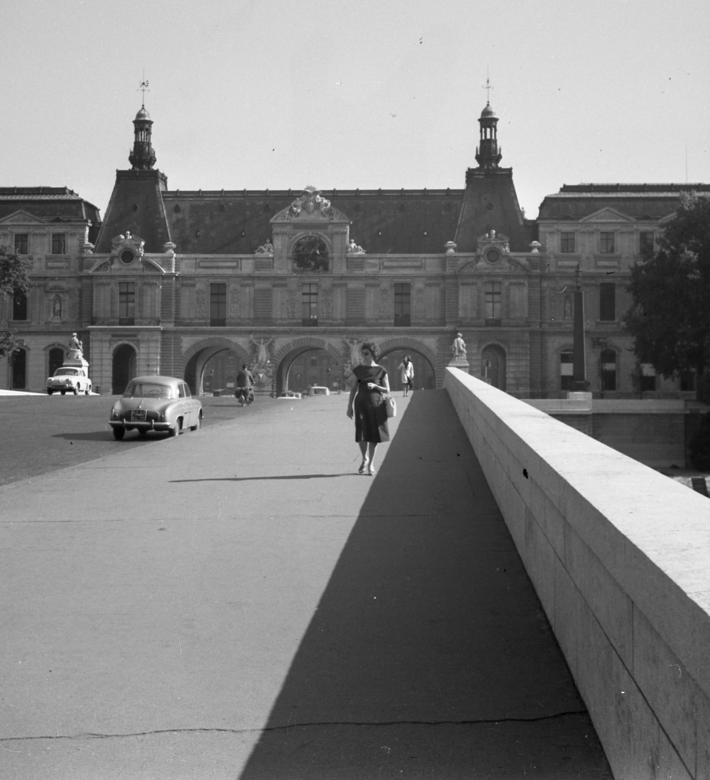 France, Paris, Louvre a Pont du Carrousel-ről nézve., 1966, Bettina Fabos, bridge, walk, street view, Fortepan #41370