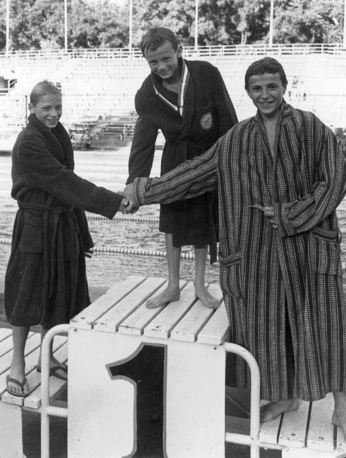 Hungary, Margit Islands, Budapest, Hajós Alfréd Nemzeti Sportuszoda, Úttörőolimpia., 1968, Angyalföldi Helytörténeti Gyűjtemény, pioneer, swimming pool, smile, competition, handshake, stand, bathrobe, winners' podium, Fortepan #41376