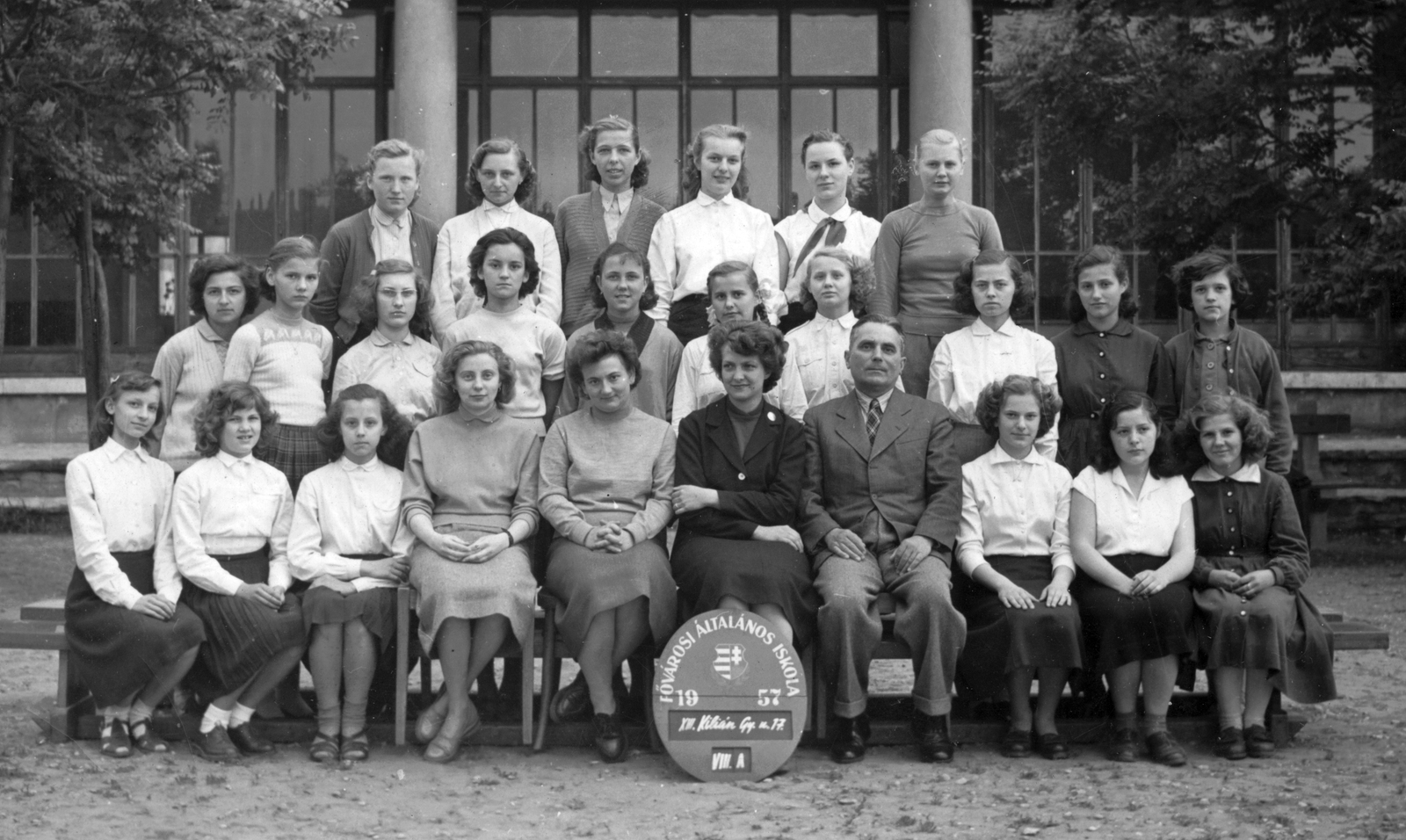 Hungary, Budapest XIII., Nővér (Kilián György) utca 15-17. Általános Iskola (később Németh László Gimnázium)., 1957, Angyalföldi Helytörténeti Gyűjtemény, class photo, teacher, Budapest, Fortepan #41408