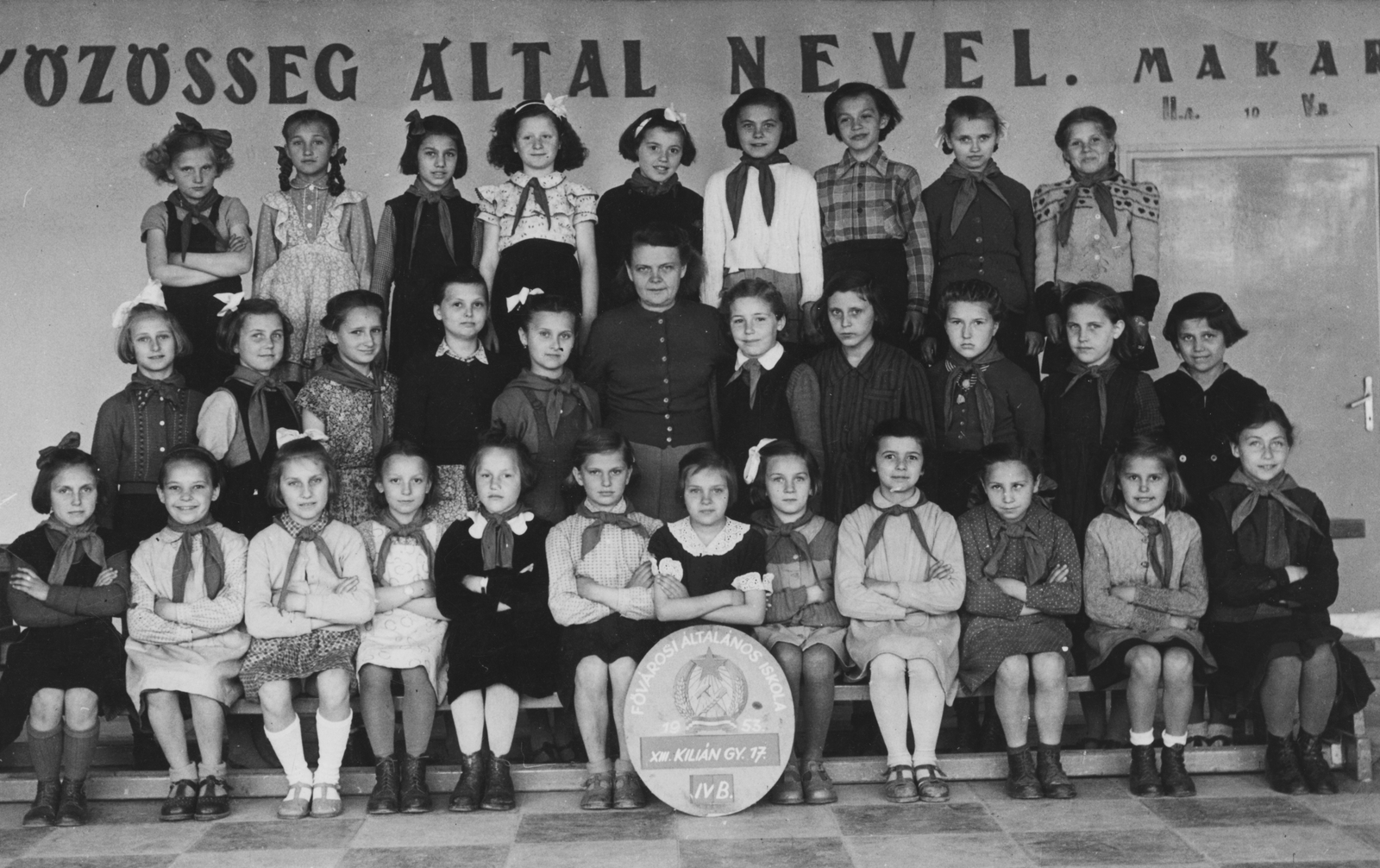 Hungary, Budapest XIII., Nővér (Kilián György) utca 15-17. Általános Iskola (később Németh László Gimnázium)., 1953, Angyalföldi Helytörténeti Gyűjtemény, class photo, Little drummer, teacher, Budapest, Rákosi crest, Fortepan #41409