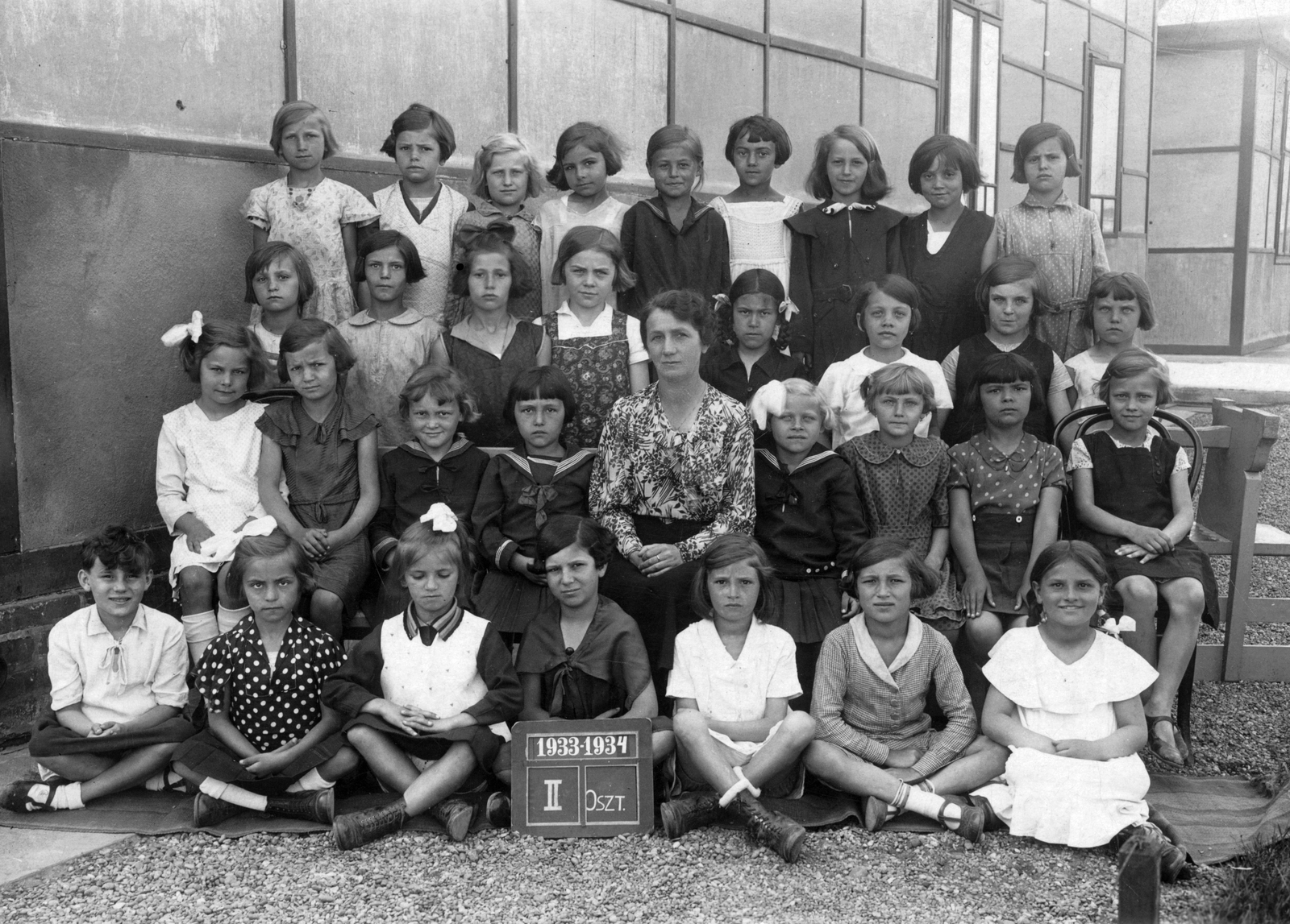 Hungary, Budapest XIII., Dózsa György út 140. iskola., 1934, Angyalföldi Helytörténeti Gyűjtemény, school, class photo, kids, teacher, Budapest, cross-legged sitting, Fortepan #41418