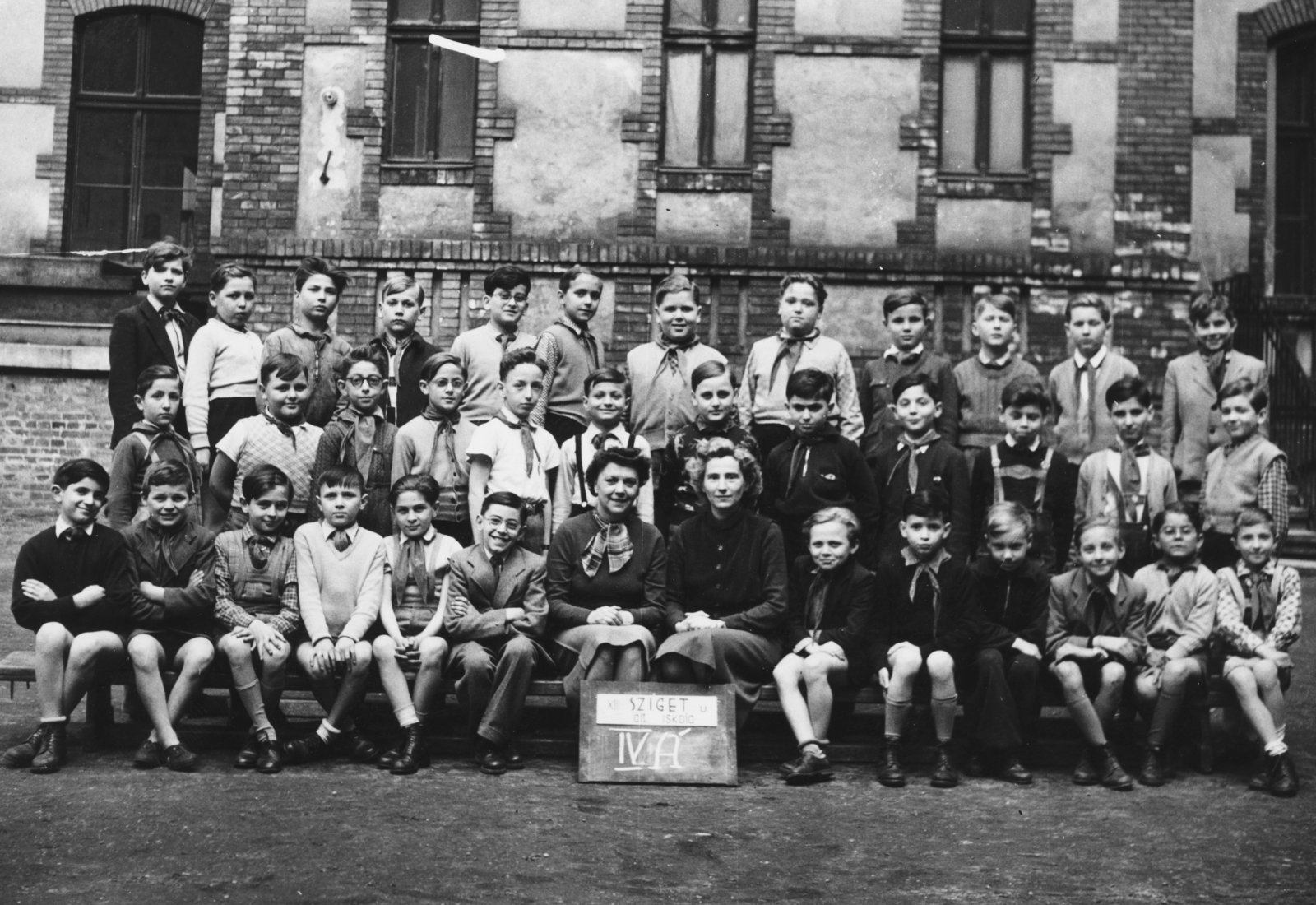 Hungary, Budapest XIII., Radnóti Miklós (Sziget) utca 8-10, a mai Gárdonyi Géza Általános Iskola udvara., 1953, Angyalföldi Helytörténeti Gyűjtemény, school, class photo, teacher, Budapest, boys, Fortepan #41420