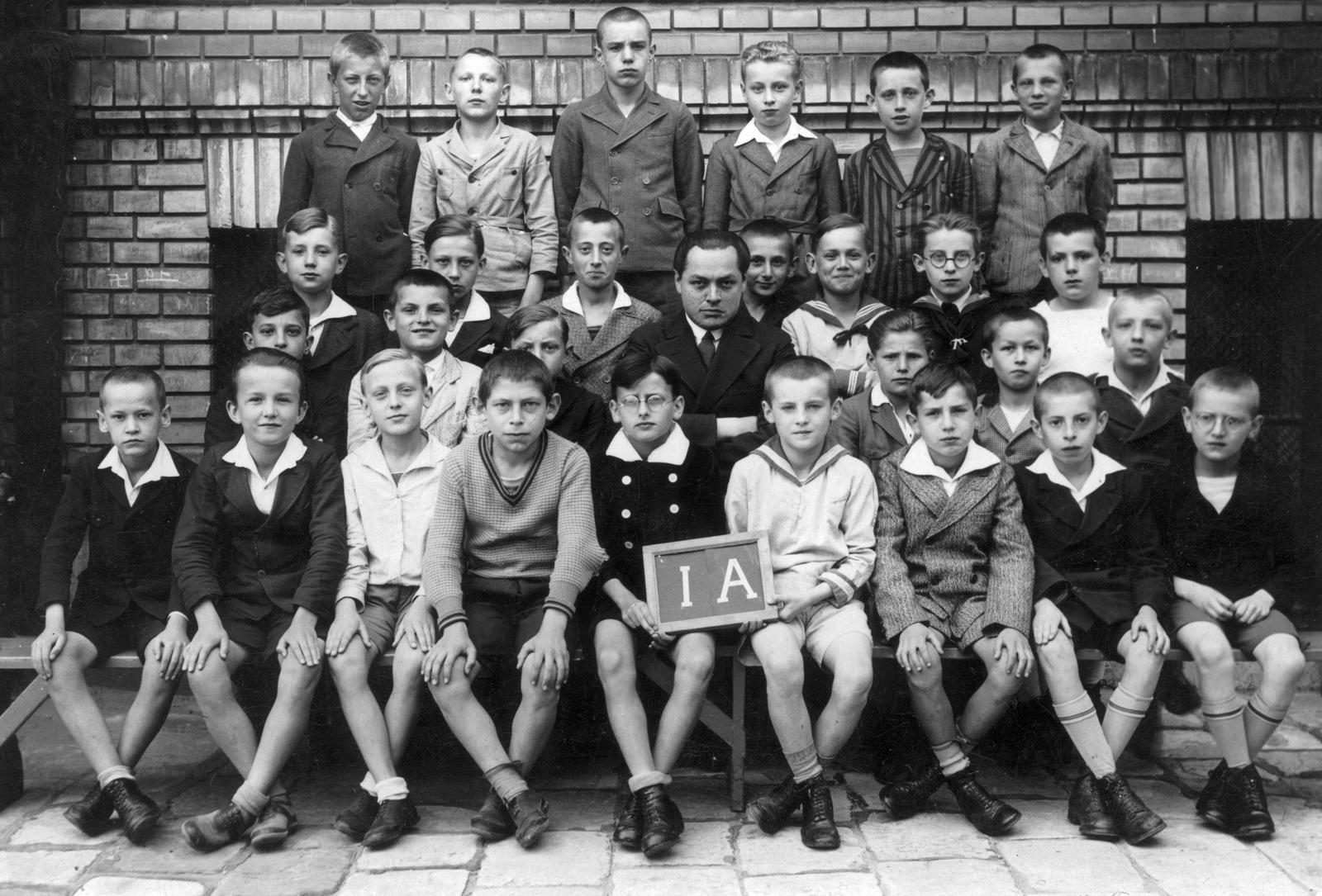Magyarország, Budapest XIII., Radnóti Miklós (Sziget) utca 8-10, a mai Gárdonyi Géza Általános Iskola., 1930, Angyalföldi Helytörténeti Gyűjtemény, divat, iskola, osztálykép, csoportkép, tanár, Budapest, Fortepan #41421
