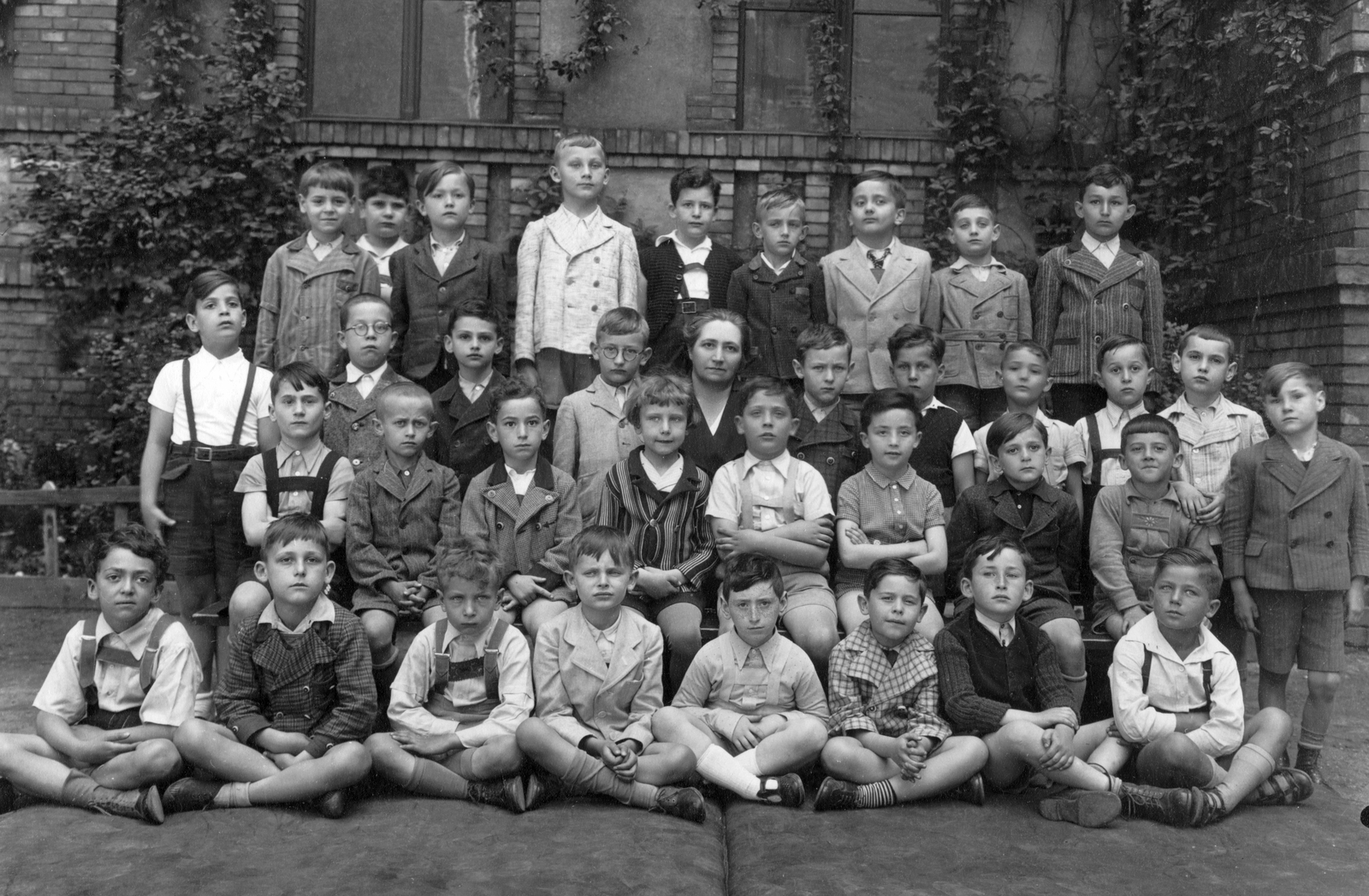 Hungary, Budapest XIII., Radnóti Miklós (Sziget) utca 8-10, a mai Gárdonyi Géza Általános Iskola udvara., 1937, Angyalföldi Helytörténeti Gyűjtemény, school, class photo, tableau, boys, Budapest, cross-legged sitting, Fortepan #41426