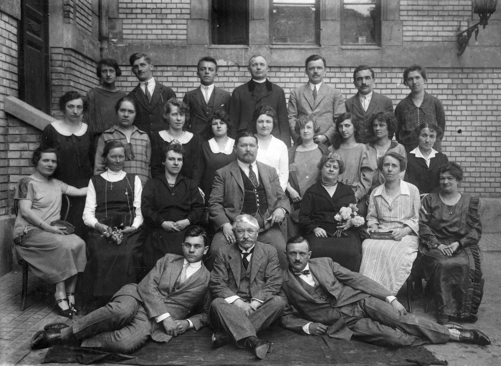 Hungary, Budapest XIII., Váci út 89. Elemi iskola (jeleleg Károlyi Mihály Két Tanítási Nyelvű Közgazdasági Szakközépiskola)., 1925, Angyalföldi Helytörténeti Gyűjtemény, school, tableau, teacher, Budapest, cross-legged sitting, Fortepan #41433