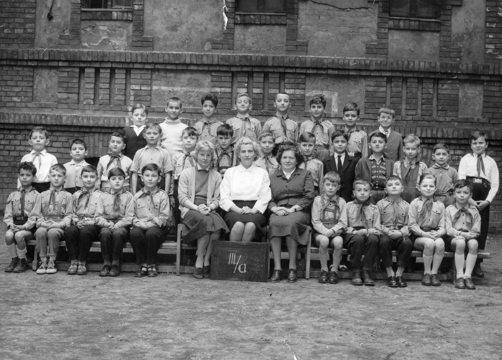 Hungary, Budapest XIII., Radnóti Miklós (Sziget) utca 8-10, a mai Gárdonyi Géza Általános Iskola udvara., 1961, Angyalföldi Helytörténeti Gyűjtemény, school, tie, pioneer, class photo, tableau, Budapest, Fortepan #41434