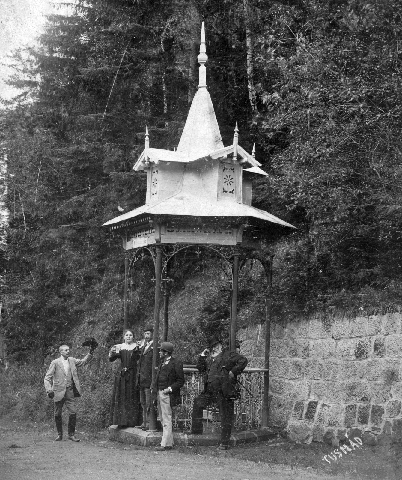 Romania,Transylvania, Băile Tusnad, Mikes-forrás., 1900, Székelyi Péter, drinking, glass, greeting, hat in hand, Fortepan #41439