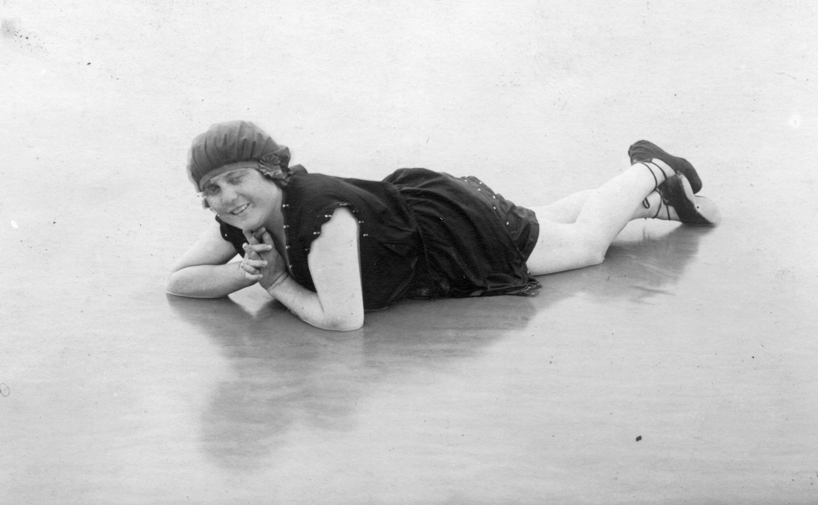 1912, Székelyi Péter, portrait, holiday, happiness, water surface, bathing, woman, prop up on elbows, lying on stomach, bathing suit, Fortepan #41453