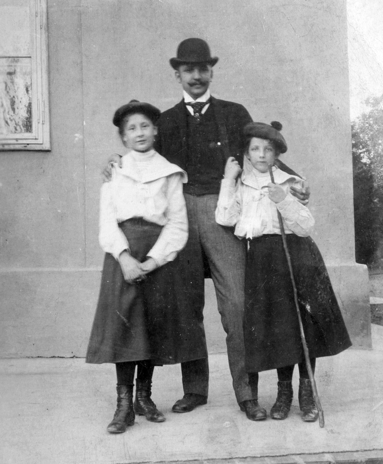 1908, Székelyi Péter, family, girl, cap, man, bowler hat, intertwined fingers, three people, Fortepan #41456