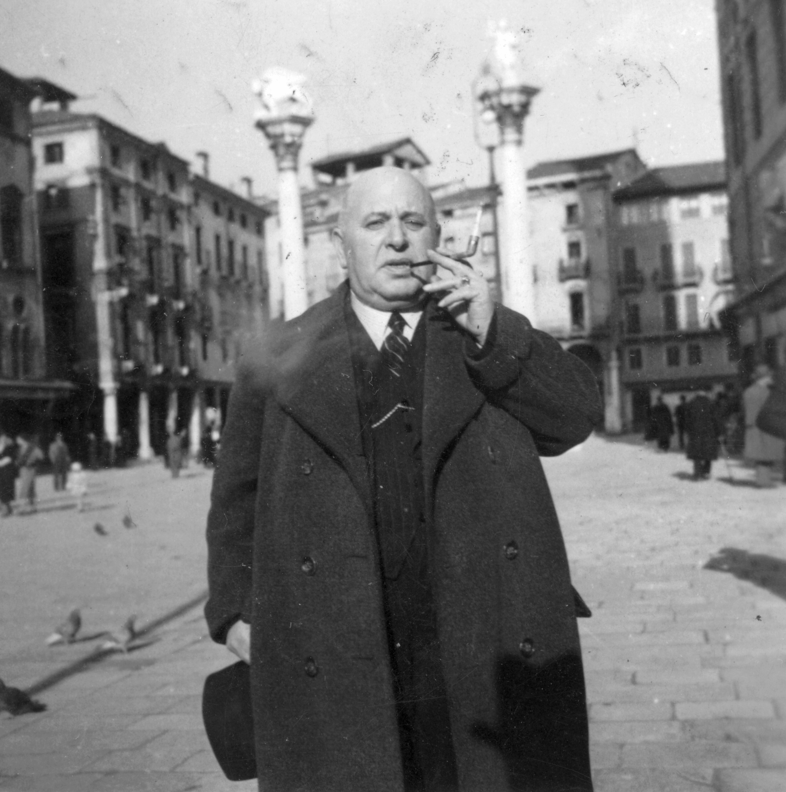 Italy, Vicenza, Piazza dei Signori., 1934, Székelyi Péter, smoking, hat in hand, bald, Fortepan #41468