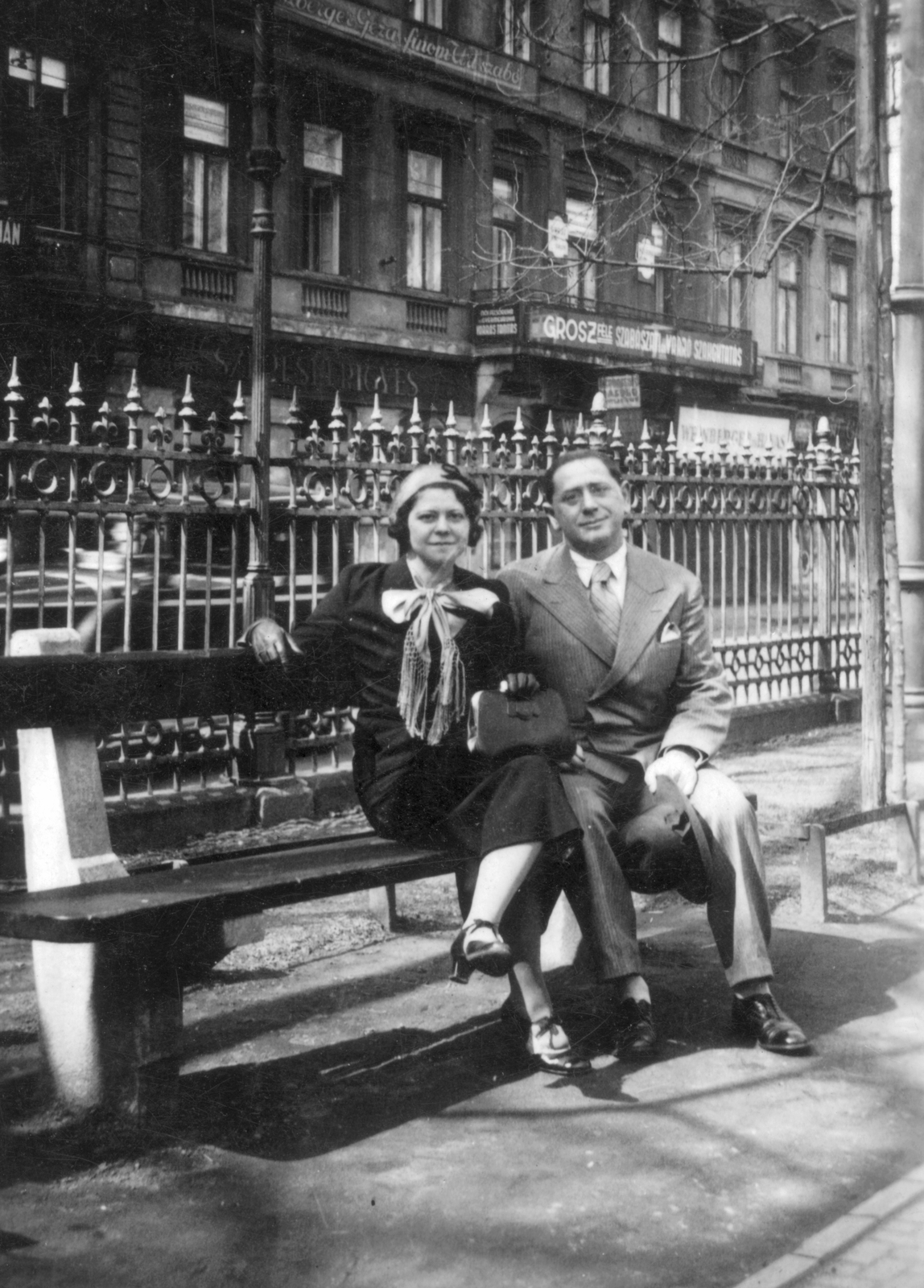 Hungary, Budapest V., Erzsébet tér, háttérben az 1. számú ház (József Attila utca sarok)., 1935, Székelyi Péter, Budapest, man and woman, bench, Fortepan #41490