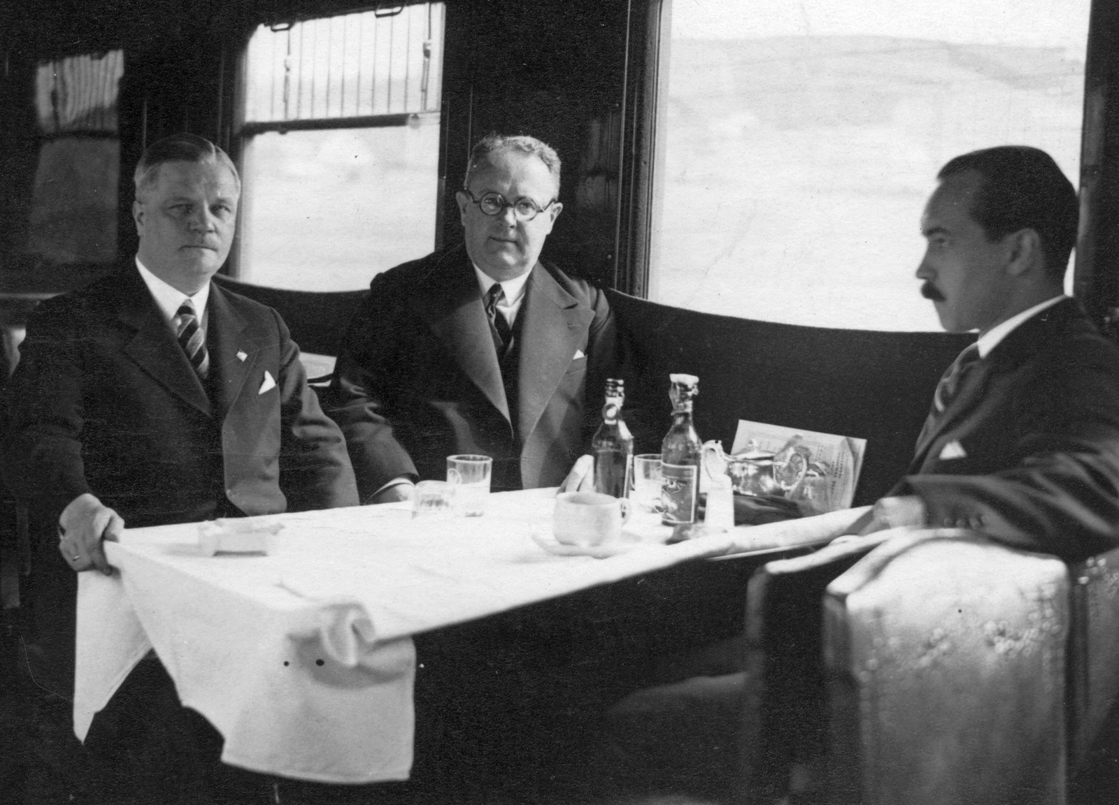 Balra Fabinyi Tihamér kereskedelmi és pénzügyminiszter, mellette Jakabb Oszkár pénzügyi államtitkár, a Pénzintézeti Központ elnöke, az MNB kormánybiztosa., 1935, Székelyi Péter, celebrity, tableau, men, table, dining car, train, minister, Fortepan #41491