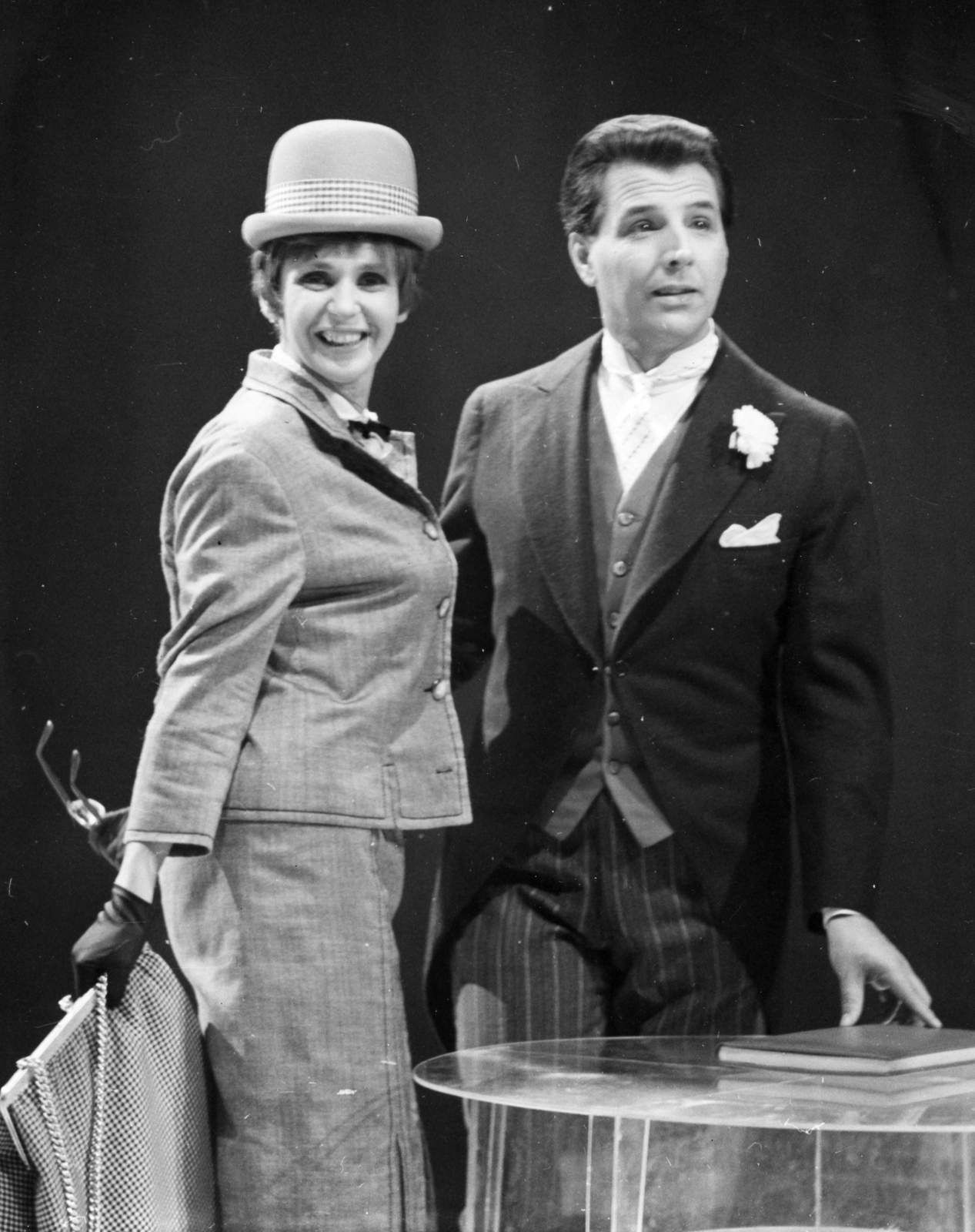 Hungary, jelenet az MTV 1963. szilveszteri műsorában sugározott, Slágermúzeum című revüfilmből. Psota Irén és Horváth Tivadar színművészek., 1963, Hangosfilm, celebrity, hat, smile, actor, Fortepan #41534