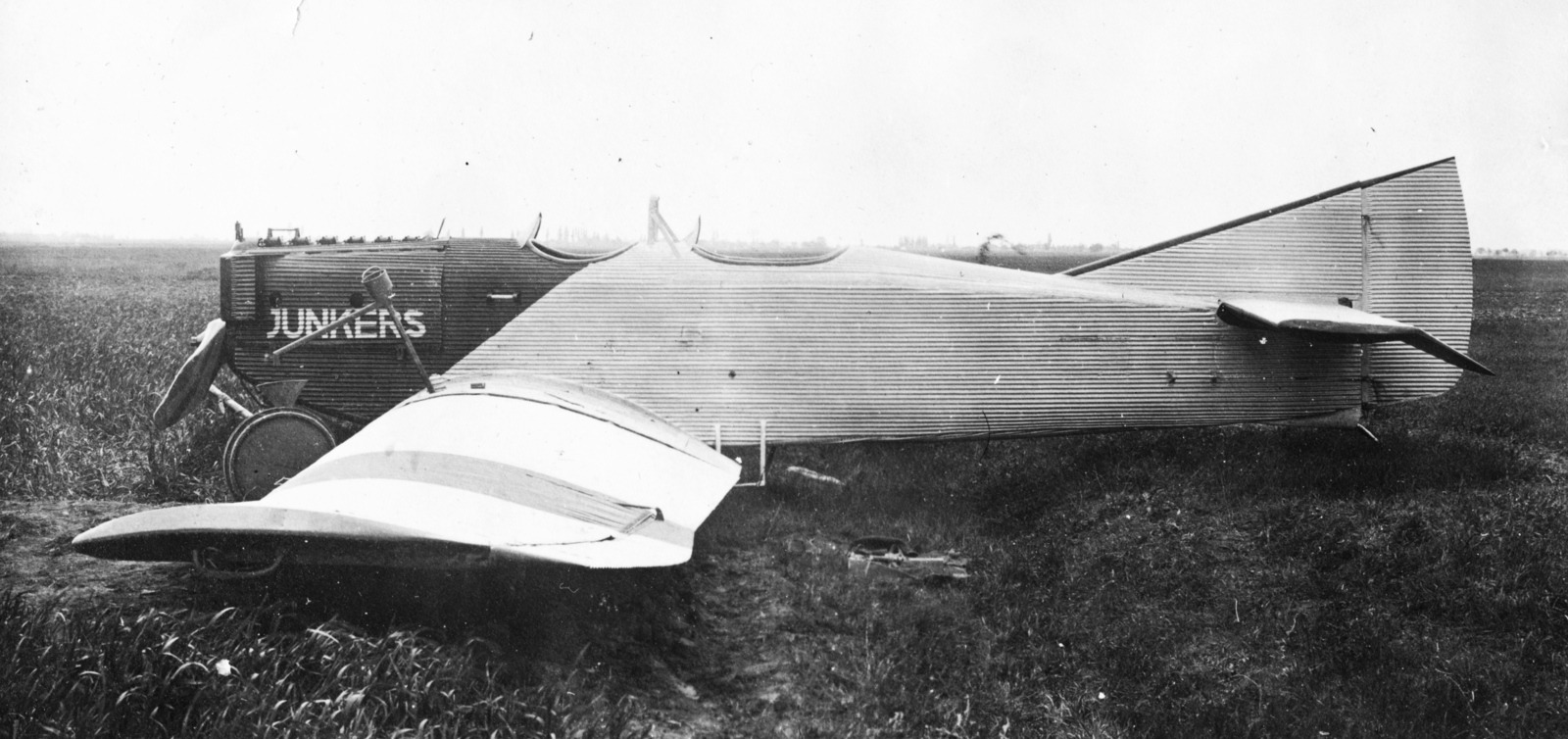 Hungary, Szombathely, repülőtér. Motorhiba miatt összetört Junkers A. 20 típusú felderítőgép., 1928, Szent-Istvány Dezső, transport, Gerrman brand, airplane, Junkers-brand, airport, Fortepan #41549