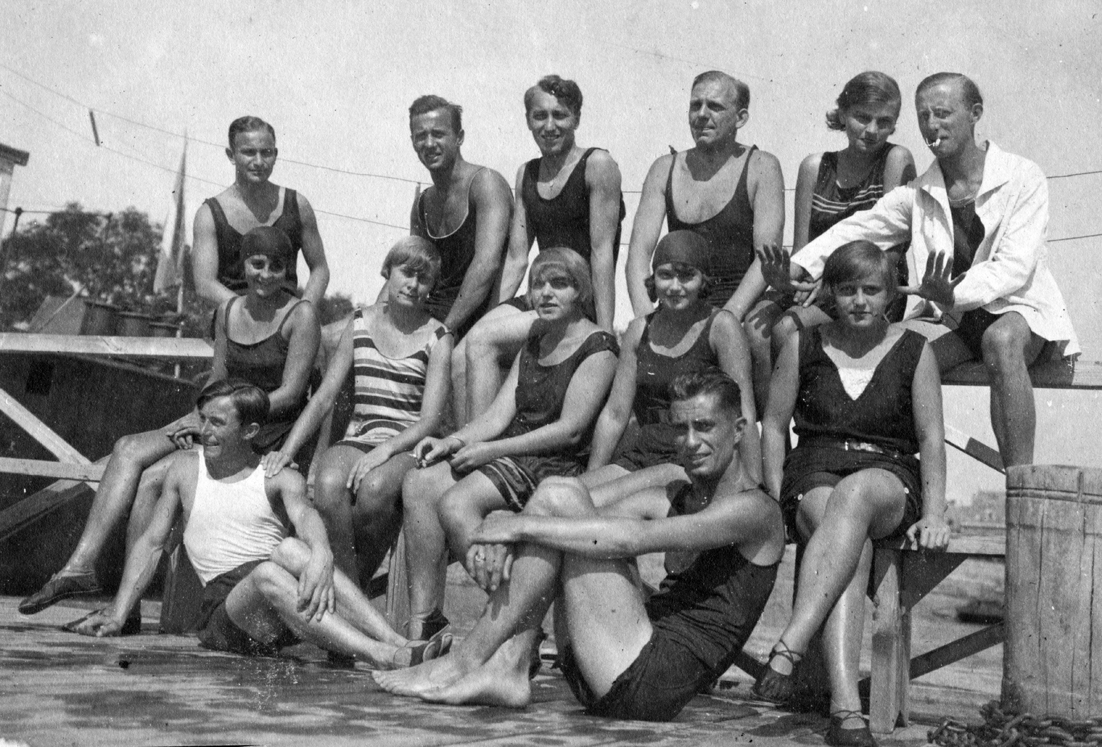 Hungary, Szeged, fürdőház a Tiszán., 1926, Szent-Istvány Dezső, free time, bathing suit, tableau, men, jesting, summer, pier, woman, port, Fortepan #41552