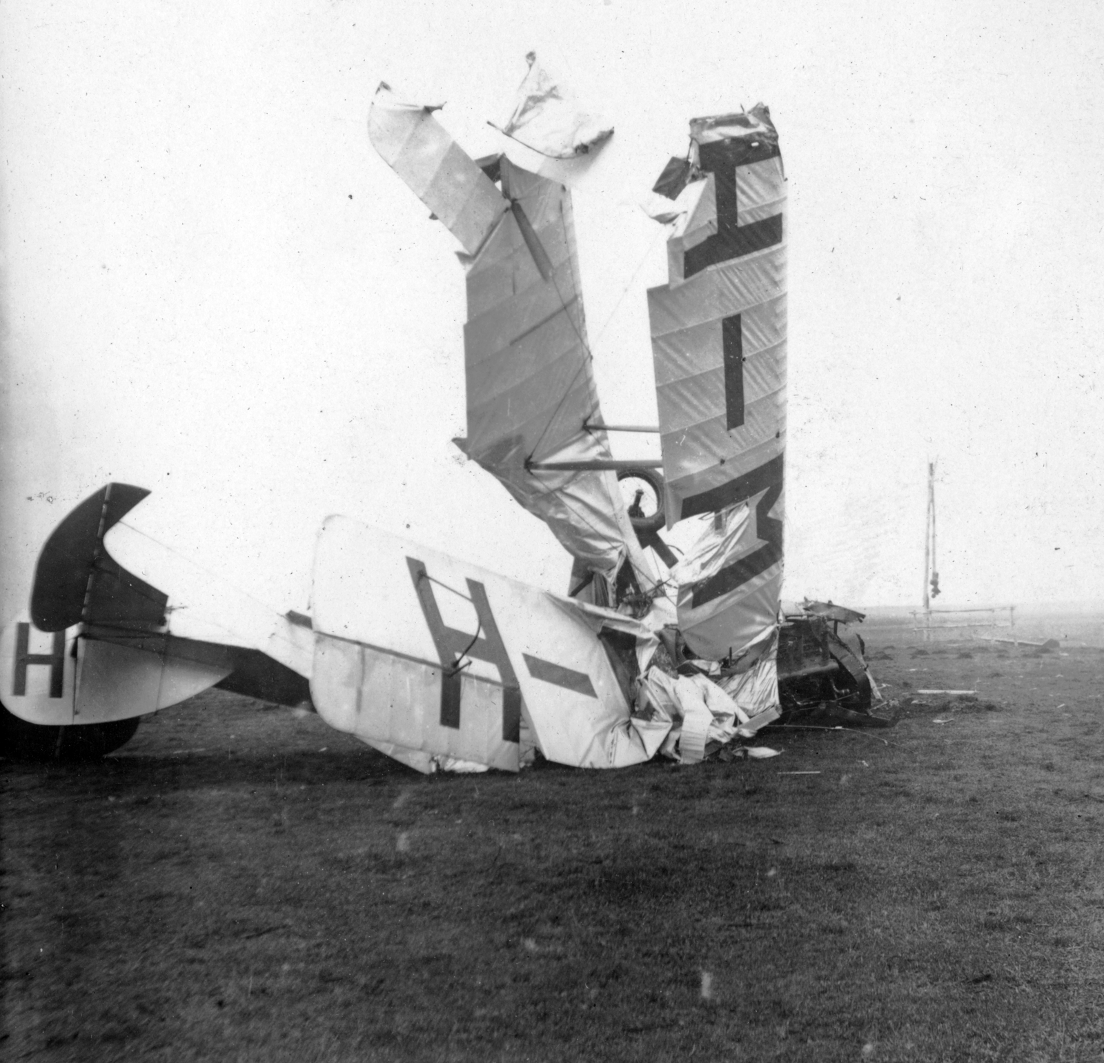 Bristol F.2B Fighter típusú repülőgép roncsa., 1927, Szent-Istvány Dezső, transport, British brand, accident, airplane, Royal Hungarian Air Force, airport, biplane, Fortepan #41560