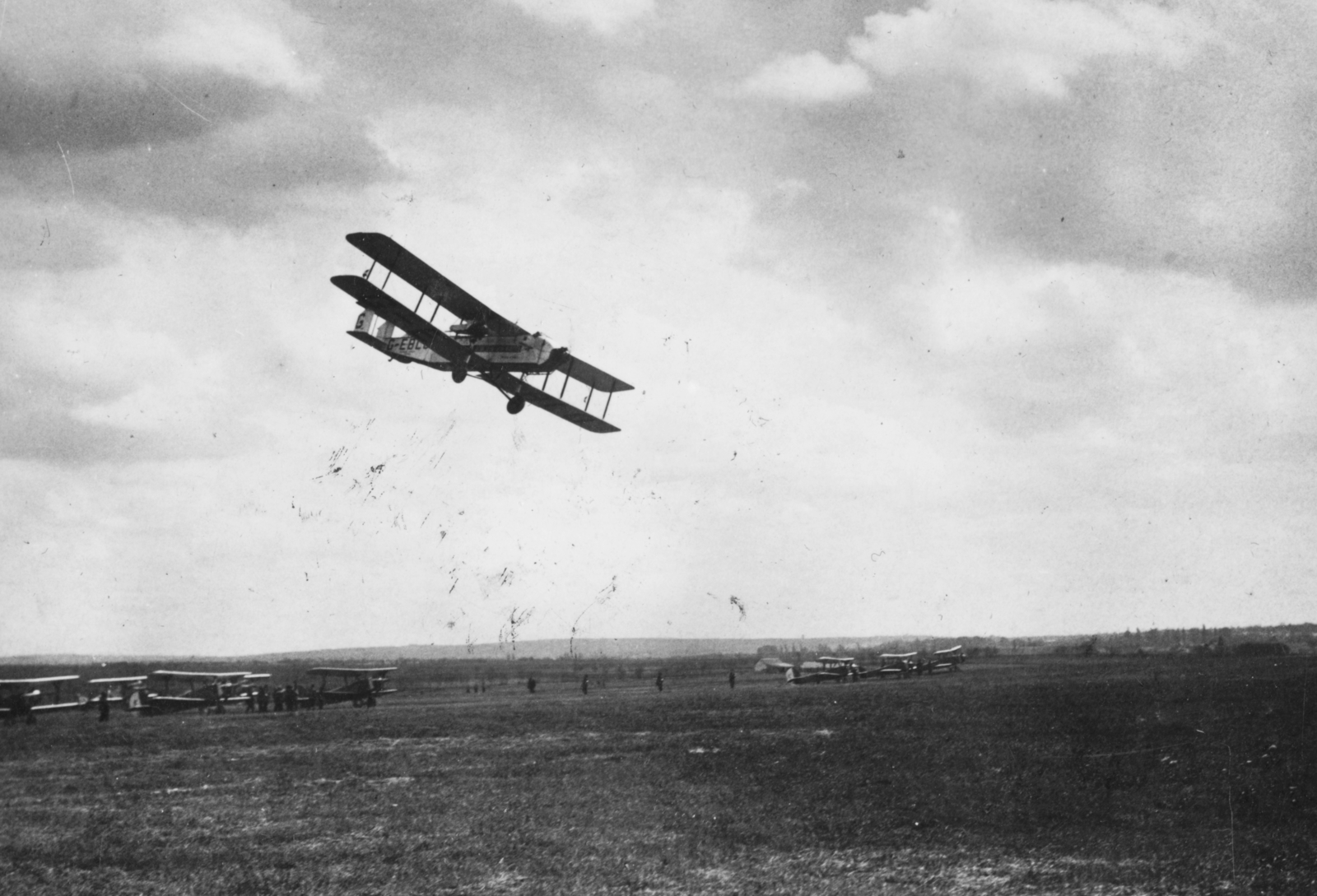 Hungary, Mátyásföld Airport, Budapest XVI., az Imperial Airways angol légiforgalmi társaság City of Budapest nevű Armstrong Whitworth Argosy típusú repülőgépe, mely Esmond Harmsworth-t hozta Budapestre., 1928, Szent-Istvány Dezső, transport, British brand, airplane, airport, Armstrong Whitworth-brand, biplane, Budapest, Imperial Airways, Fortepan #41565