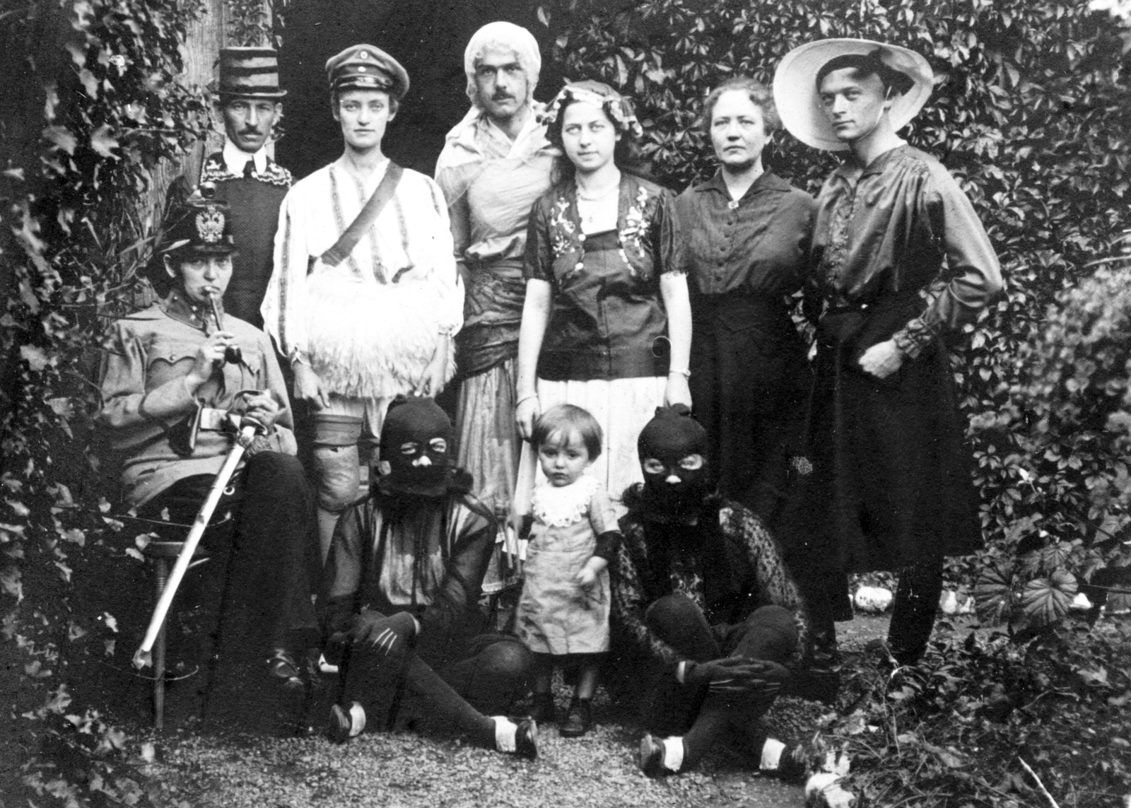 1920, Juli, udvar, csoportkép, férfiak, pipa, jelmez, gyerekek, kard, repkény, cross-dressing, Fortepan #41593