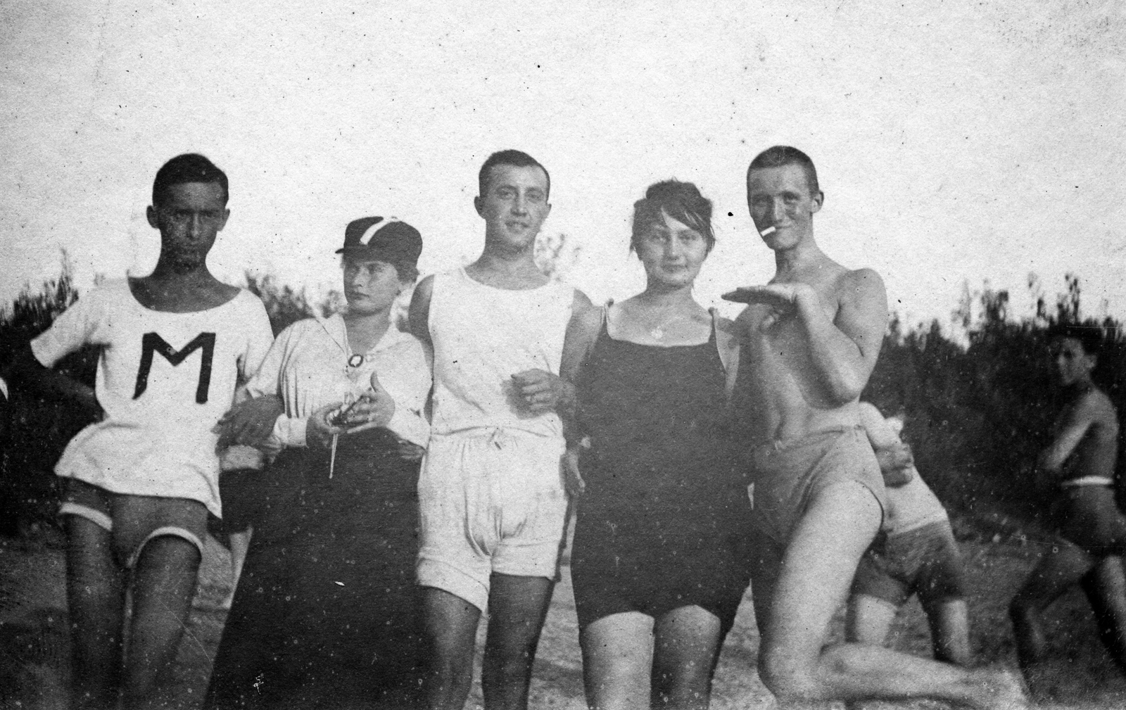 1924, Juli, beach, bathing suit, smoking, women, men, summer, fun, posture, Fortepan #41605