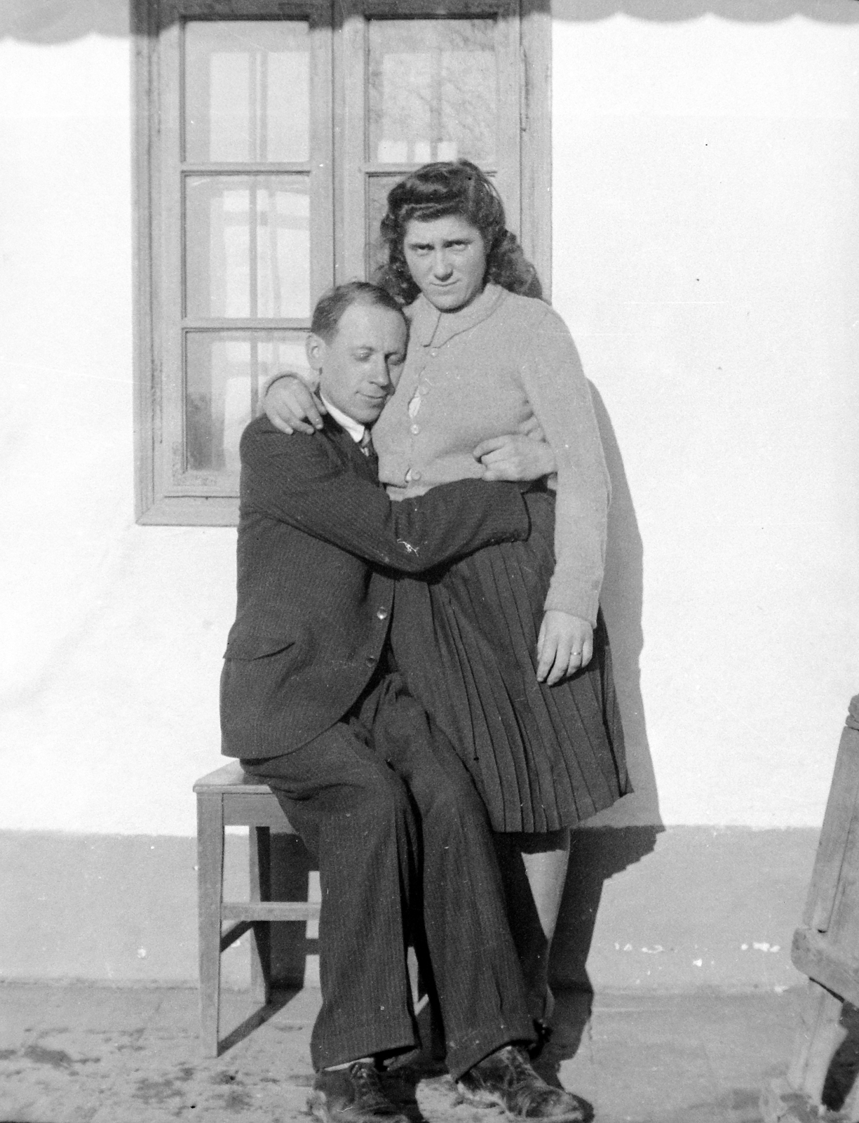 Hungary, Kunhegyes, 1937, Homoródy Károly, love, fondness, hug, man and woman, pleated skirt, Fortepan #4161