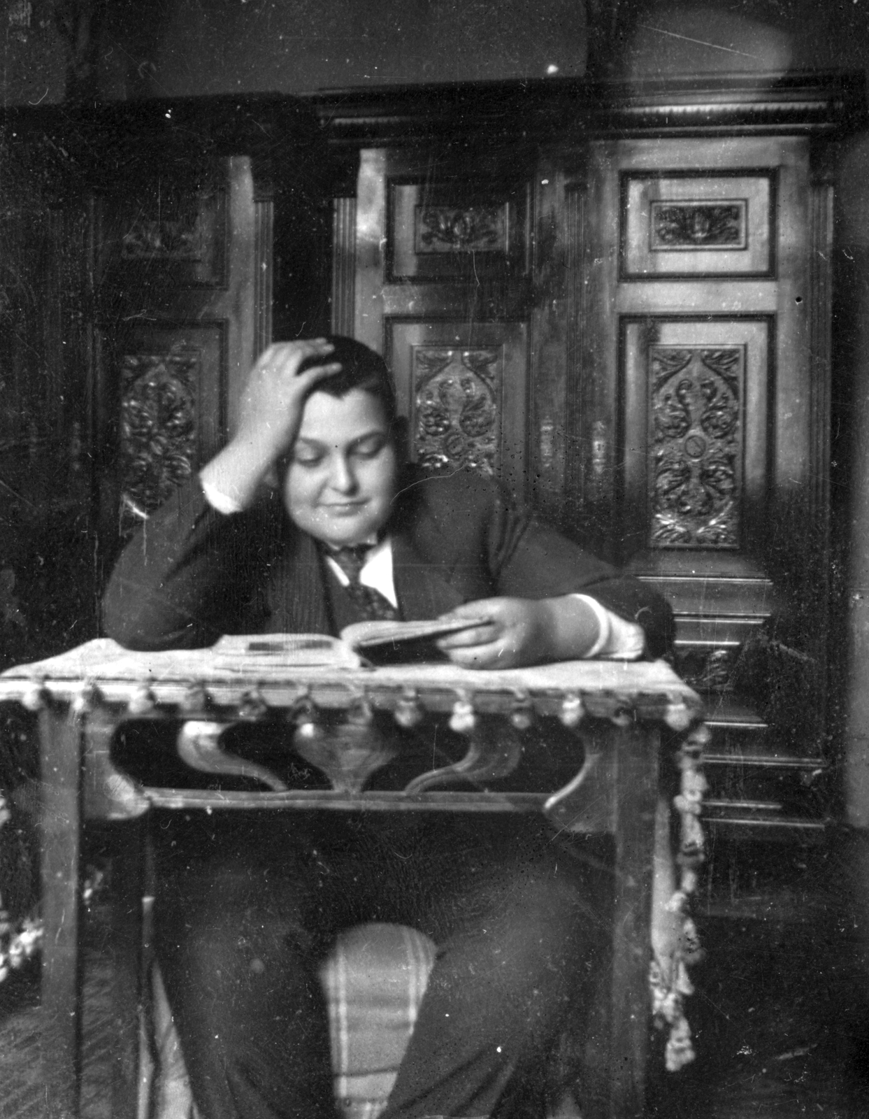 1931, Juli, portrait, book, reading, furniture, interior, boy, table, Fortepan #41610