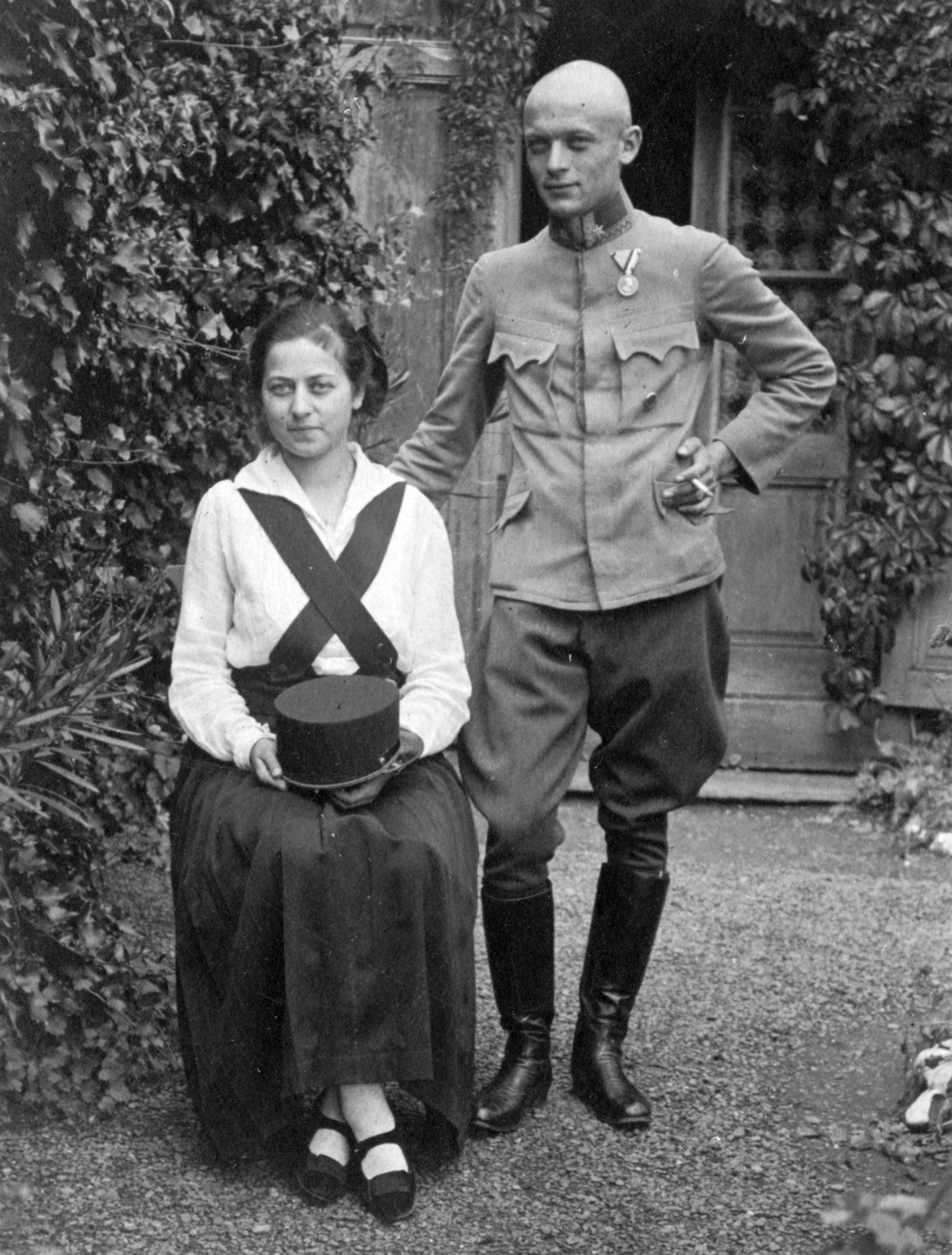 1917, Juli, smoking, uniform, garden, man and woman, Fortepan #41623