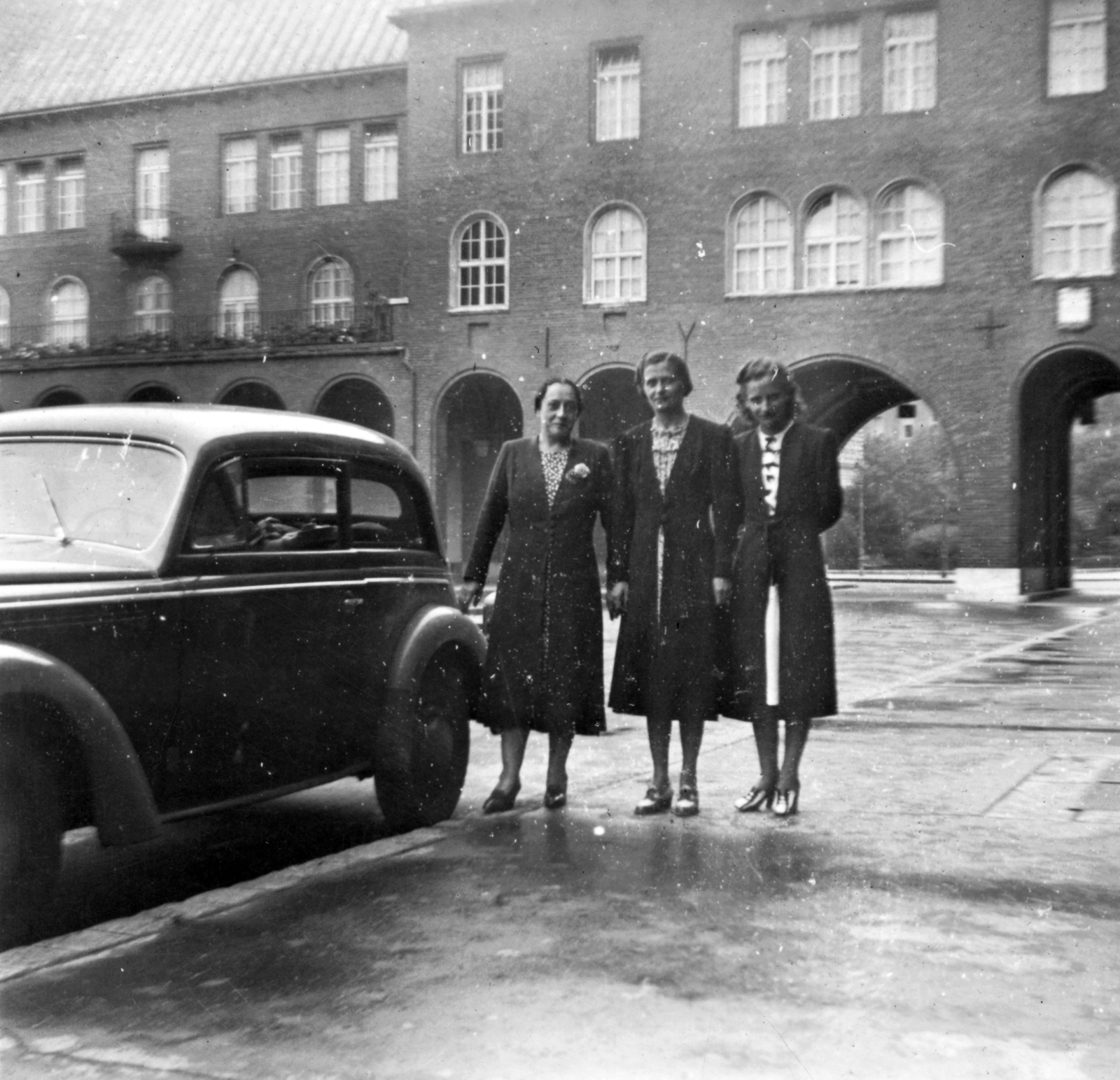 Magyarország, Szeged, Dóm tér., 1936, Csermely Károly, Opel-márka, hölgy, kabát, automobil, Opel Kadett, Fortepan #41639