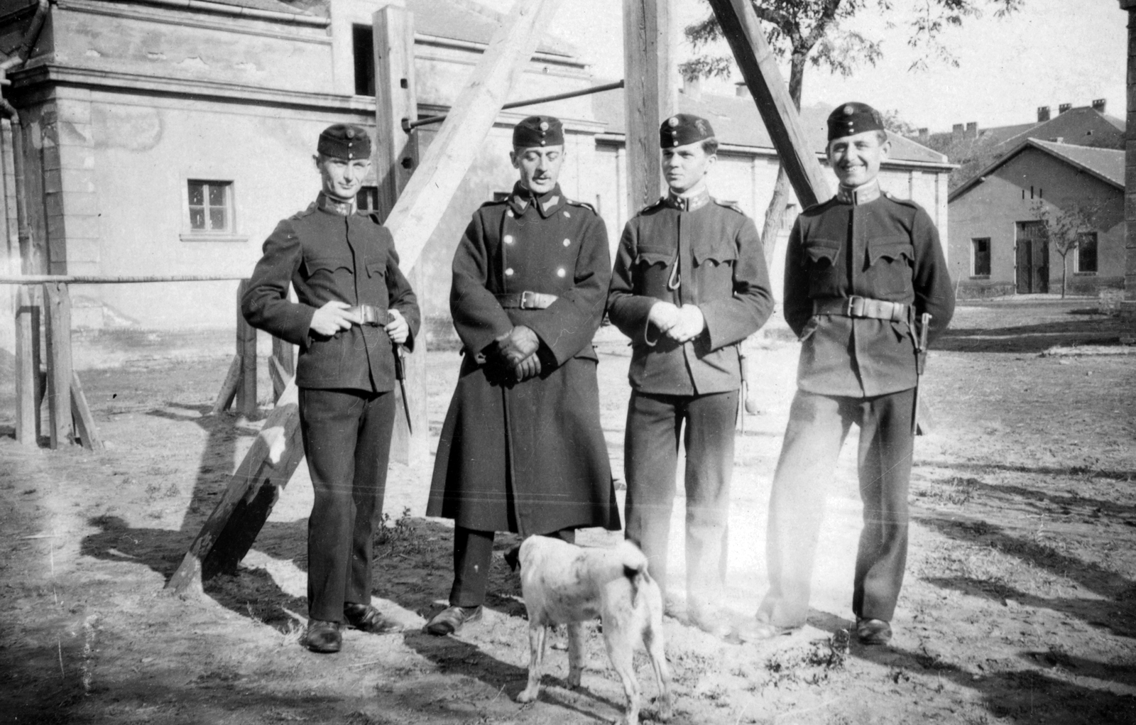 1922, Csermely Károly, dog, uniform, yard, smile, men, barrack, soldier, Fortepan #41642