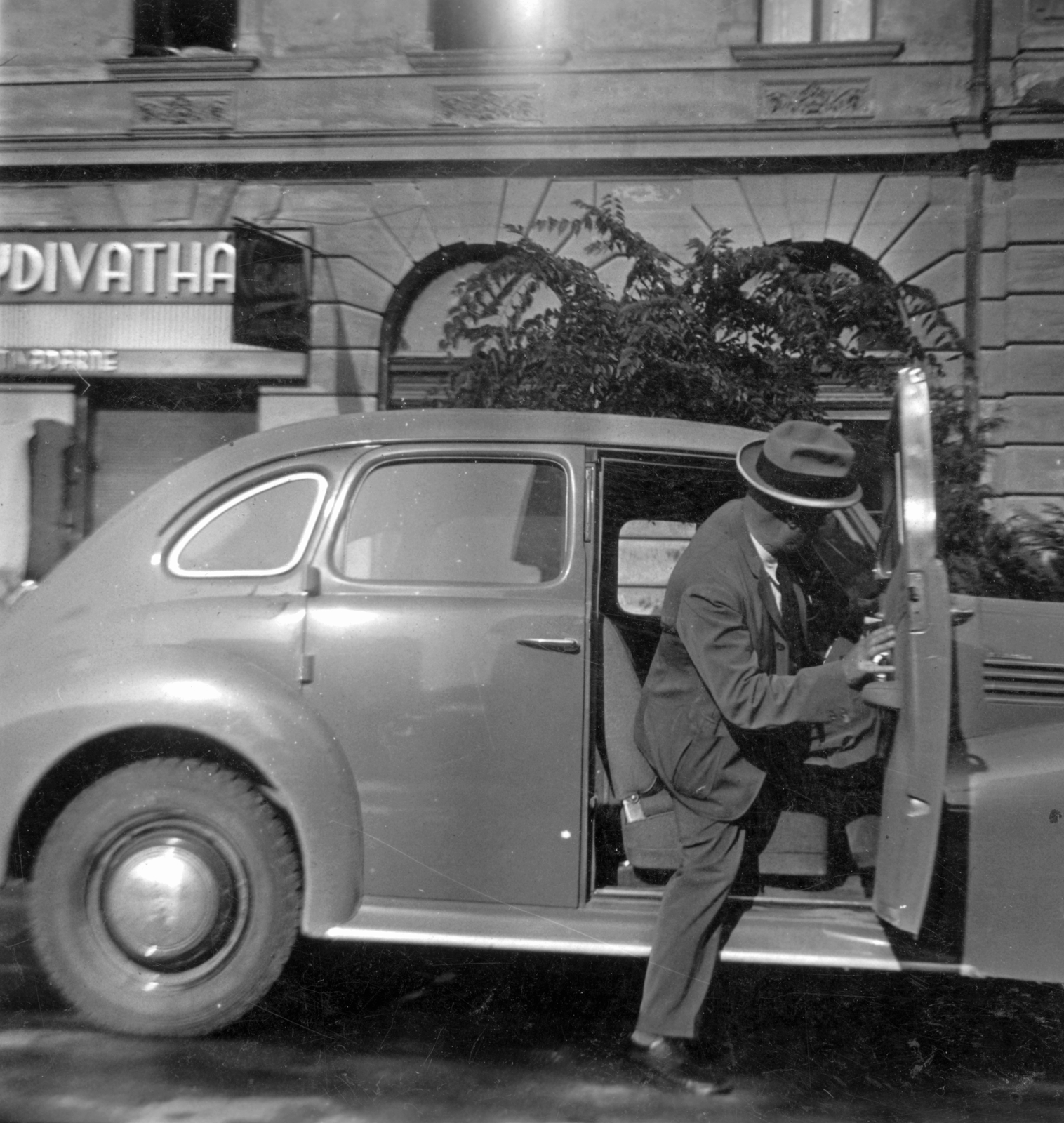 Hungary, Zalaegerszeg, Széchenyi tér, a felvétel az Arany Bárány szálloda előtt készült., 1935, Csermely Károly, sign-board, man, automobile, Fortepan #41646