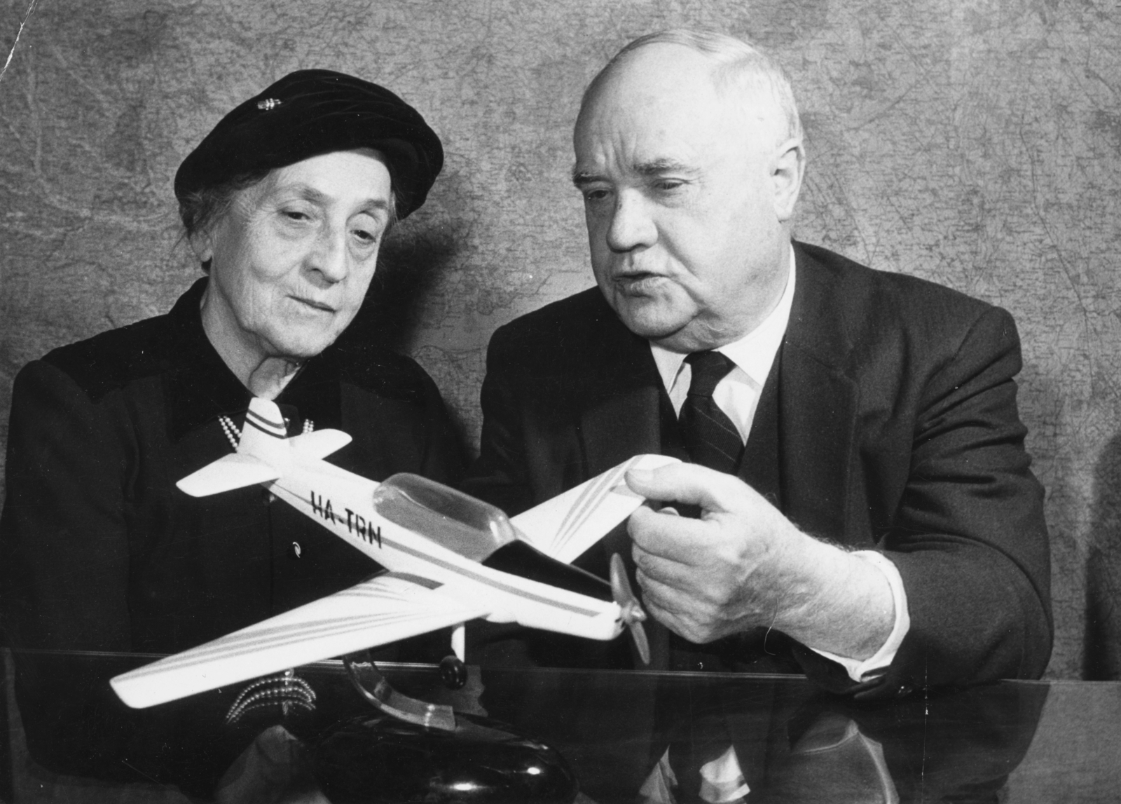 Hungary, Csermely Károly pilóta, a "rákosmezei repülők" egyike és felesége., 1964, Csermely Károly, pilot, couple, double portrait, model plane, Fortepan #41651