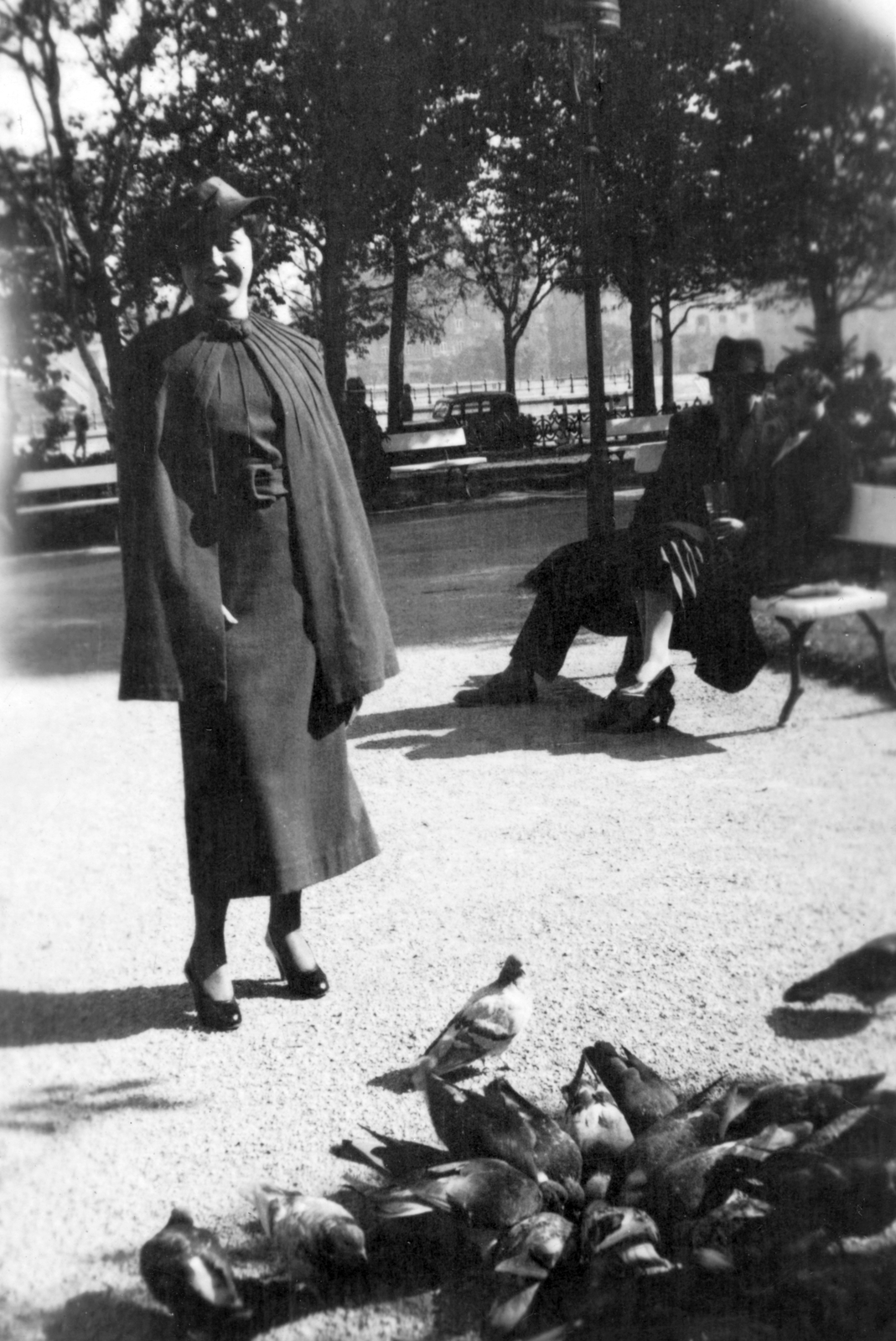 Magyarország, Budapest I., Döbrentei tér, Erzsébet híd budai hídfő., 1936, Csermely Károly, divat, kalap, park, pelerin, hölgy, galamb, Budapest, Fortepan #41652