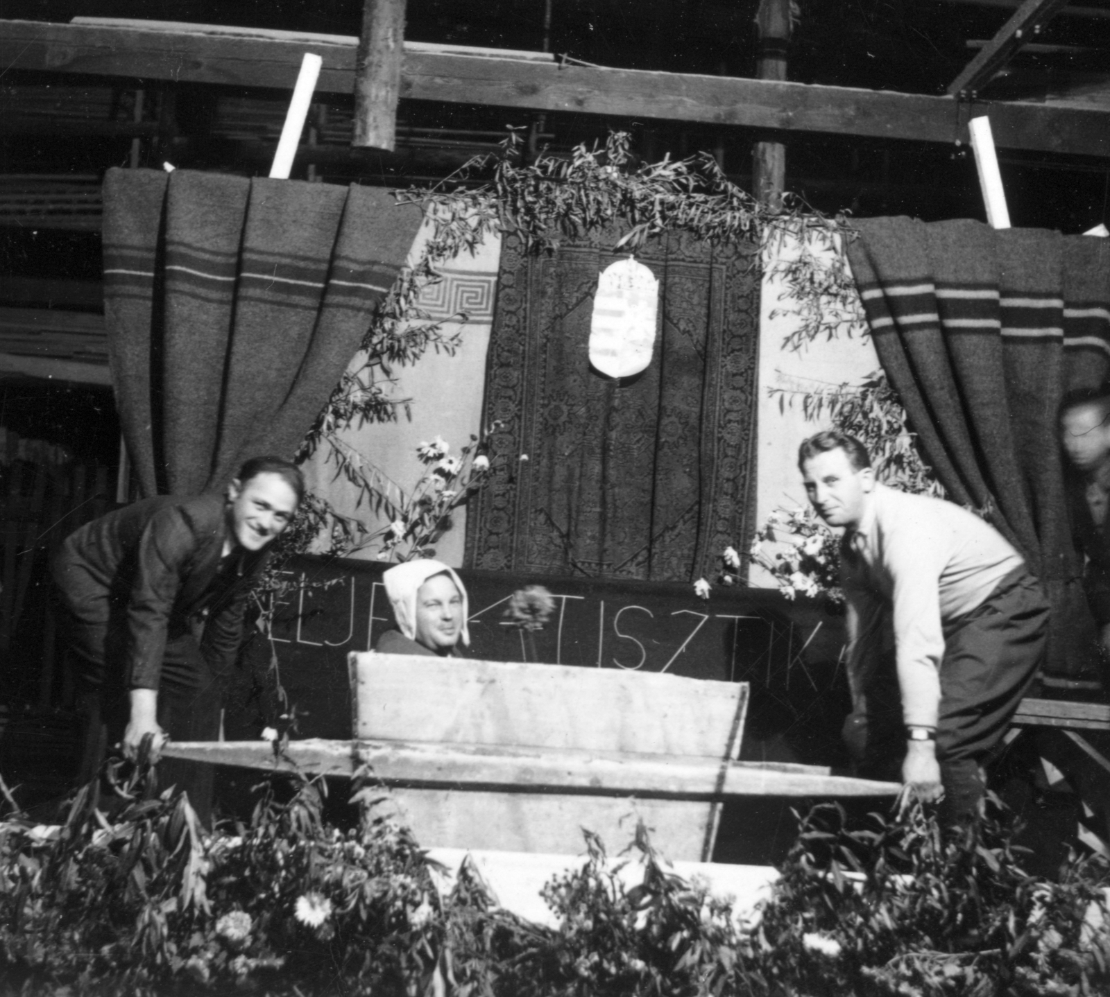 Románia,Erdély, Szászrégen, munkaszolgálatosok tábori színháza., 1941, MZSL/Magyar Zsidó Levéltár, zsidóüldözés, munkaszolgálatos, vidámság, Fortepan #41658