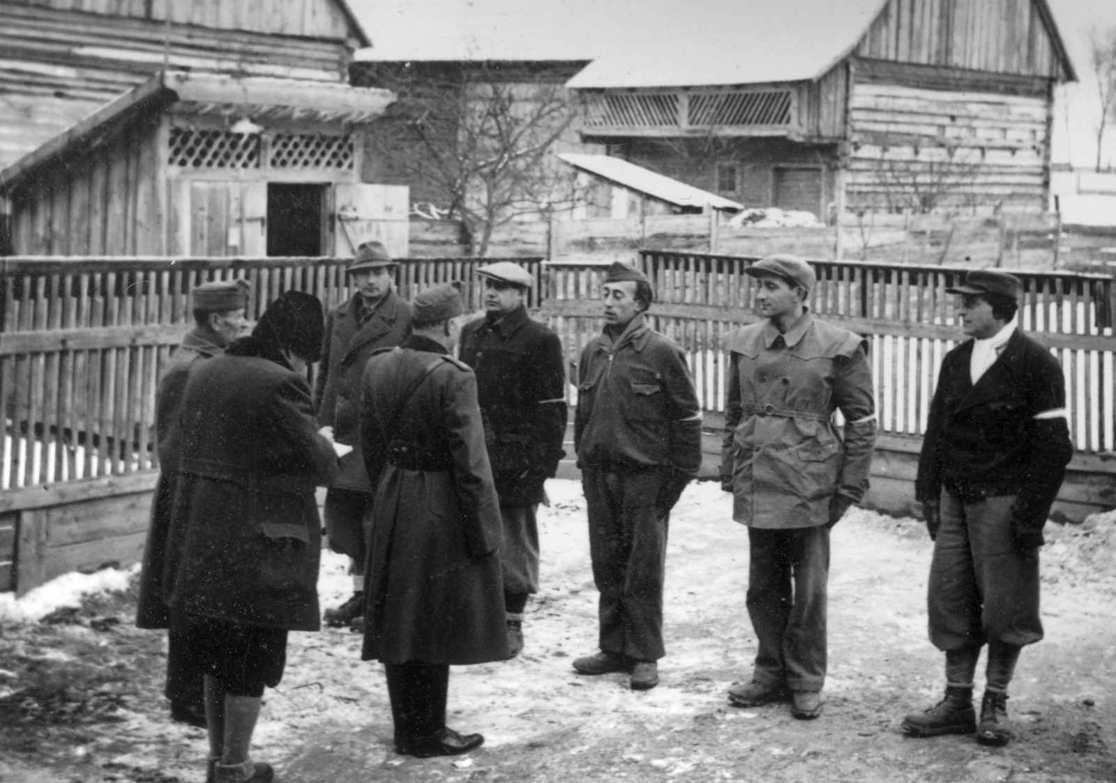 Romania,Transylvania, Frumoasa, munkaszolgálat, jelentéstétel., 1941, MZSL/Magyar Zsidó Levéltár, military, lath fence, soldier, wooden cottage, labor service, Fortepan #41682